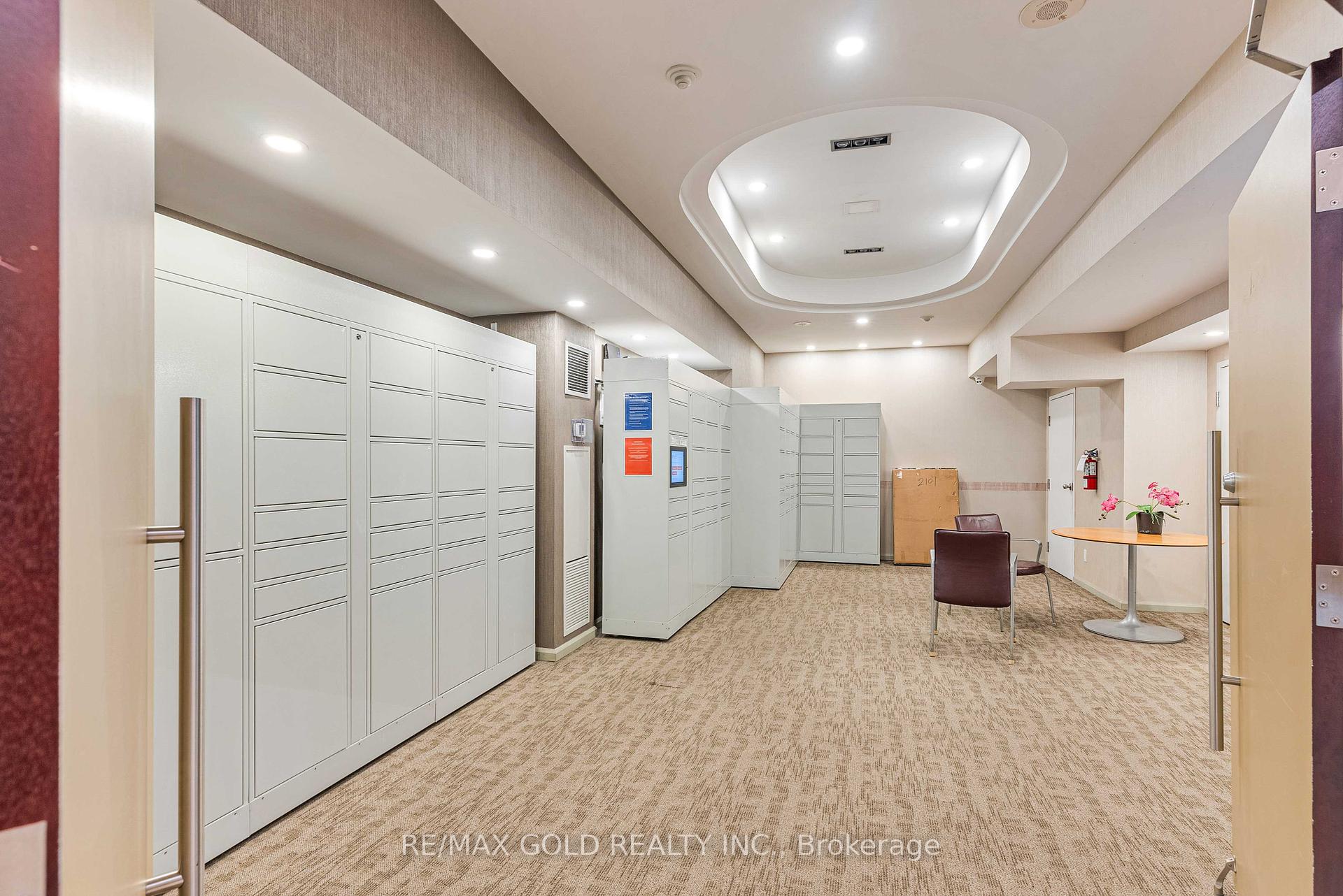 3 Bedrooms Condo at 3939 Duke Of York, Mississauga For sale