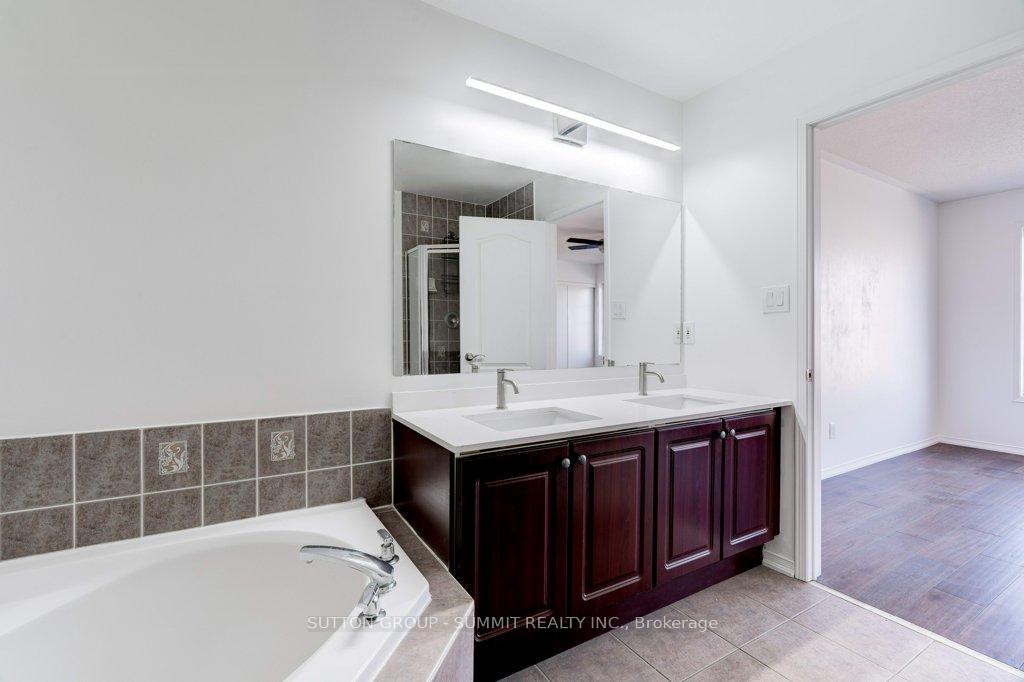 3 Bedrooms Condo at 1489 Heritage,  Oakville For sale