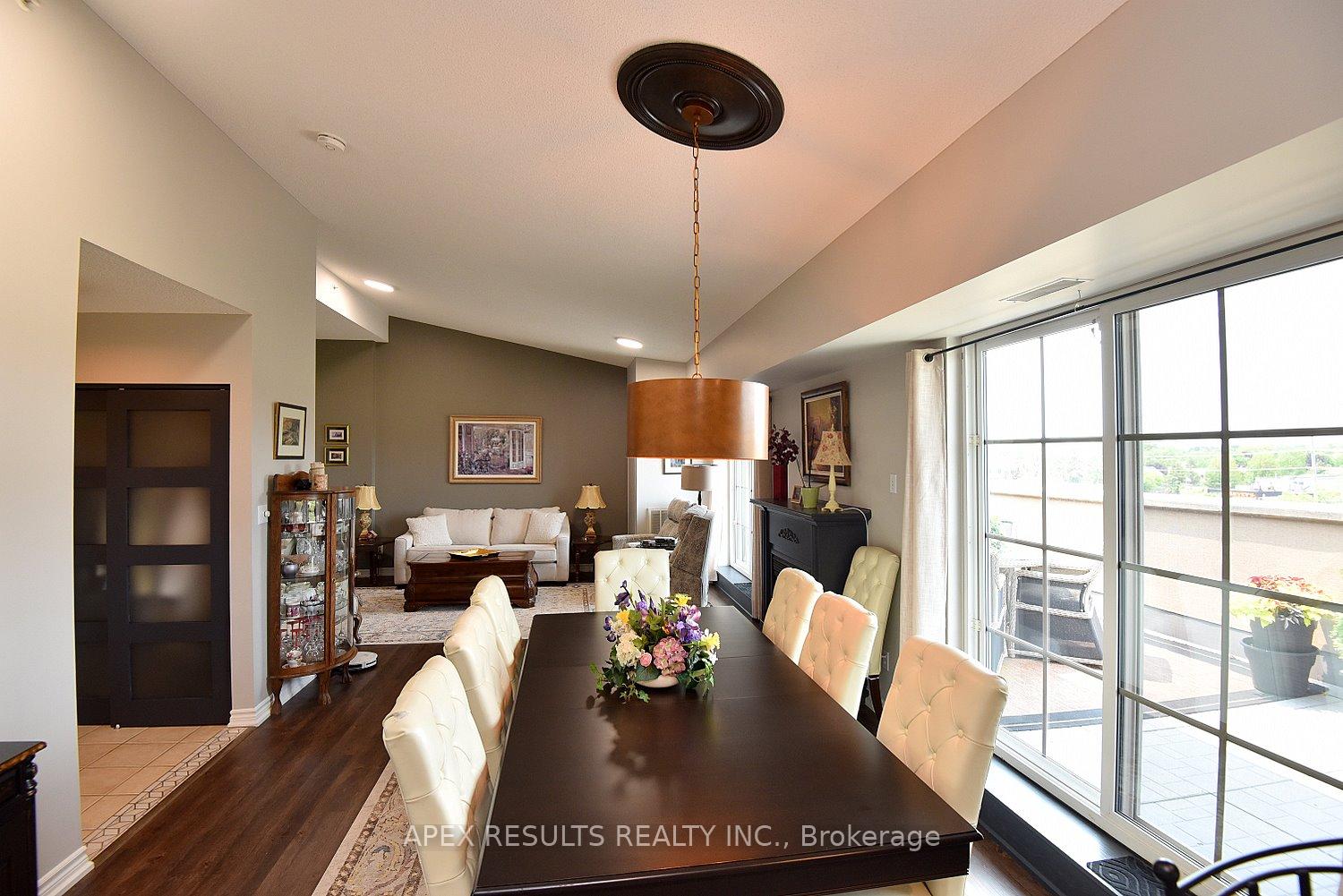 3 Bedrooms Condo at 262 Dundas, Hamilton For sale