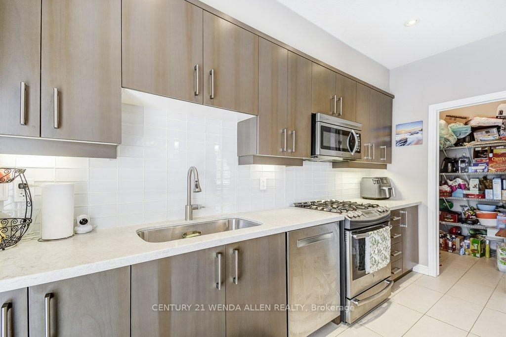 3 Bedrooms Condo at 215 Dundas,  Hamilton For sale