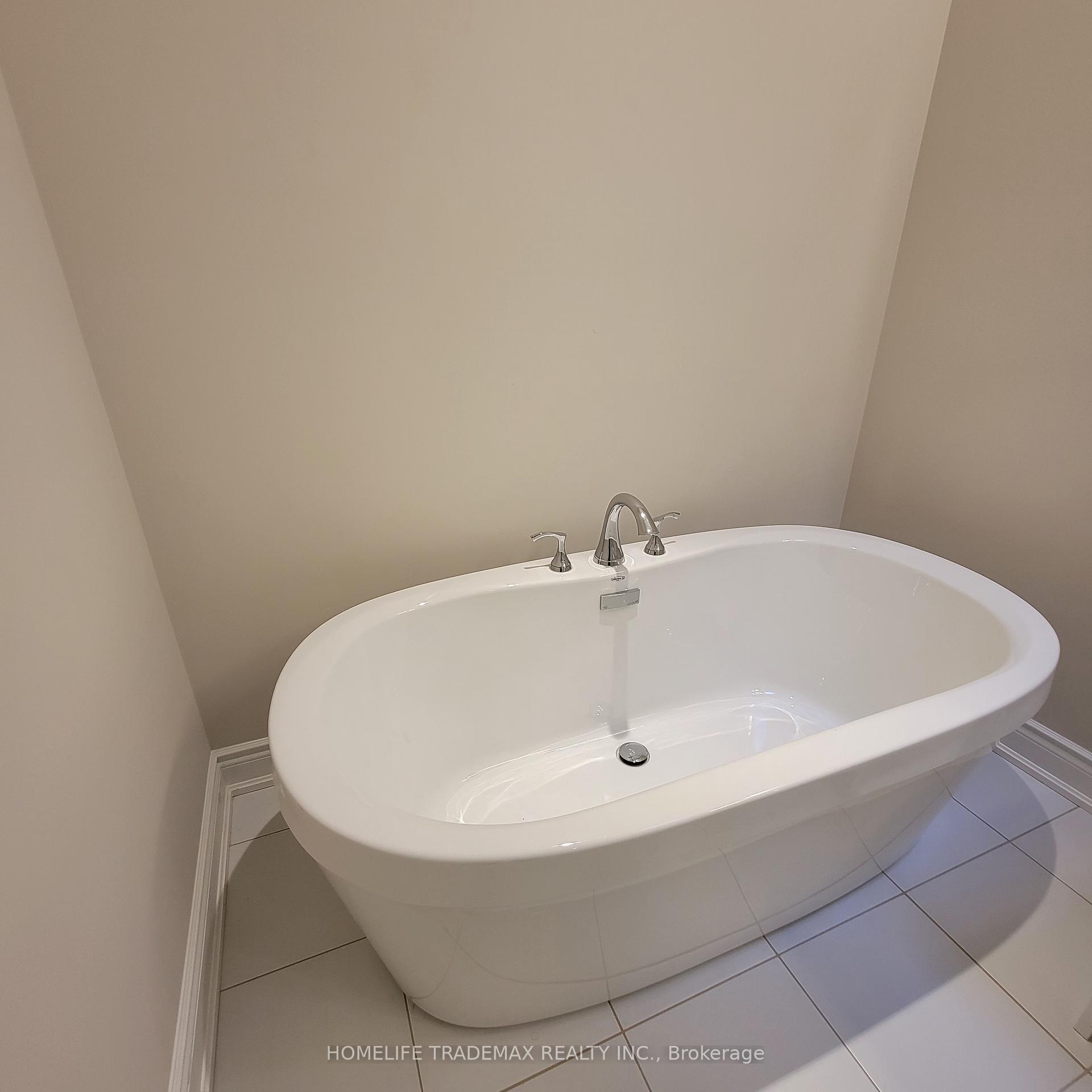 3 Bedrooms Condo at 15 Lunar, Mississauga For sale