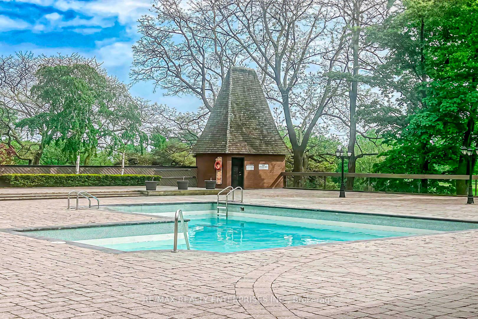 2 Bedrooms Condo at 1400 Dixie, Mississauga For sale