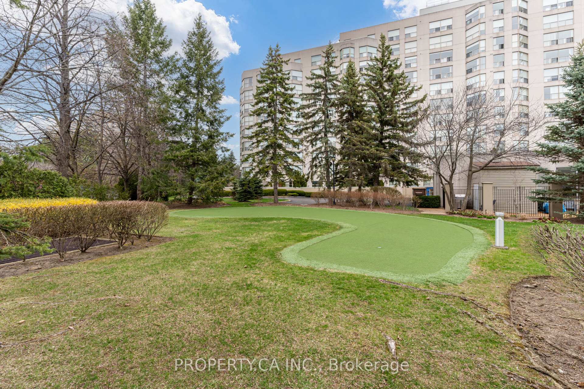 3 Bedrooms Condo at 1700 The Collegeway, Mississauga For sale