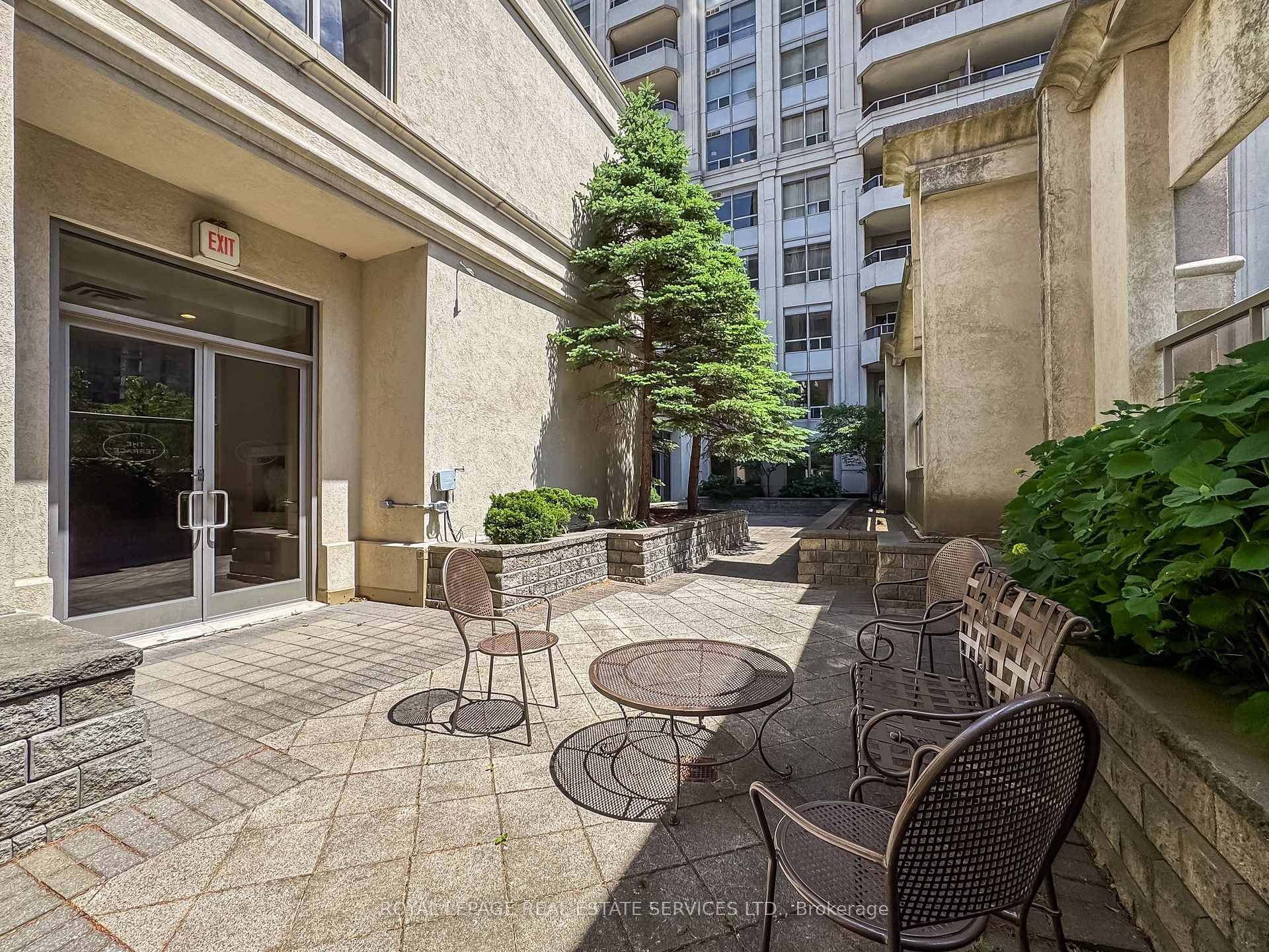 3 Bedrooms Condo at 25 Kingsbridge Garden, Mississauga For sale