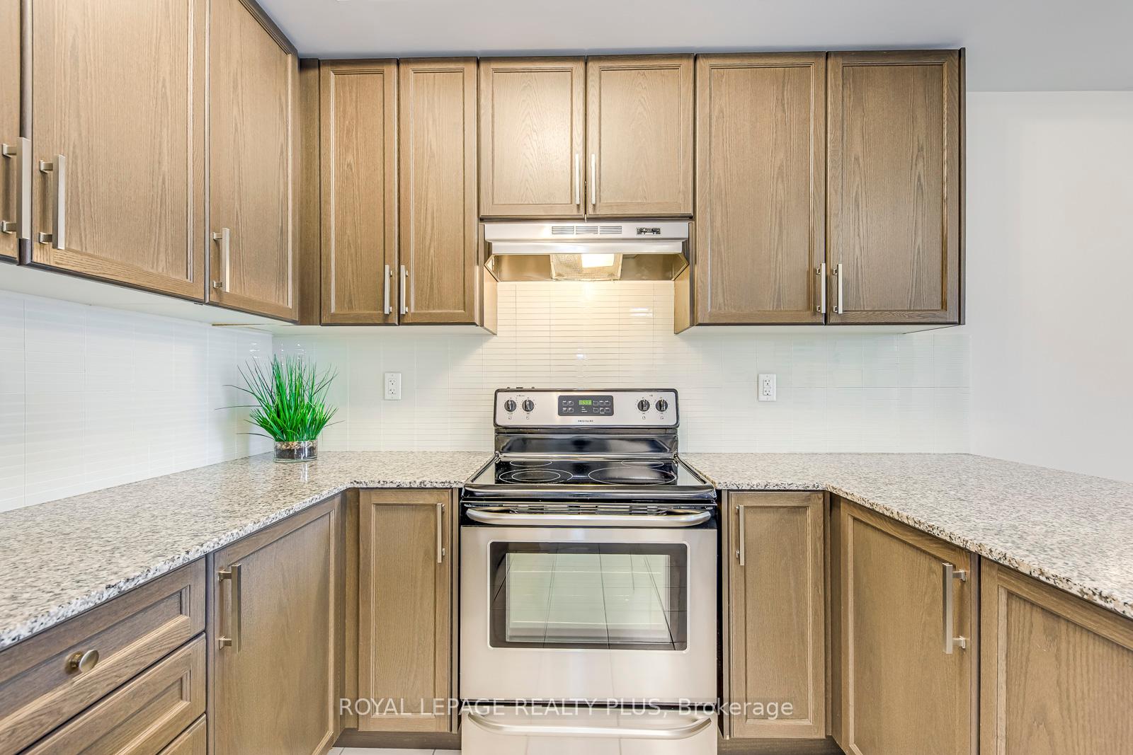2 Bedrooms Condo at 10 Drummond, Toronto For sale