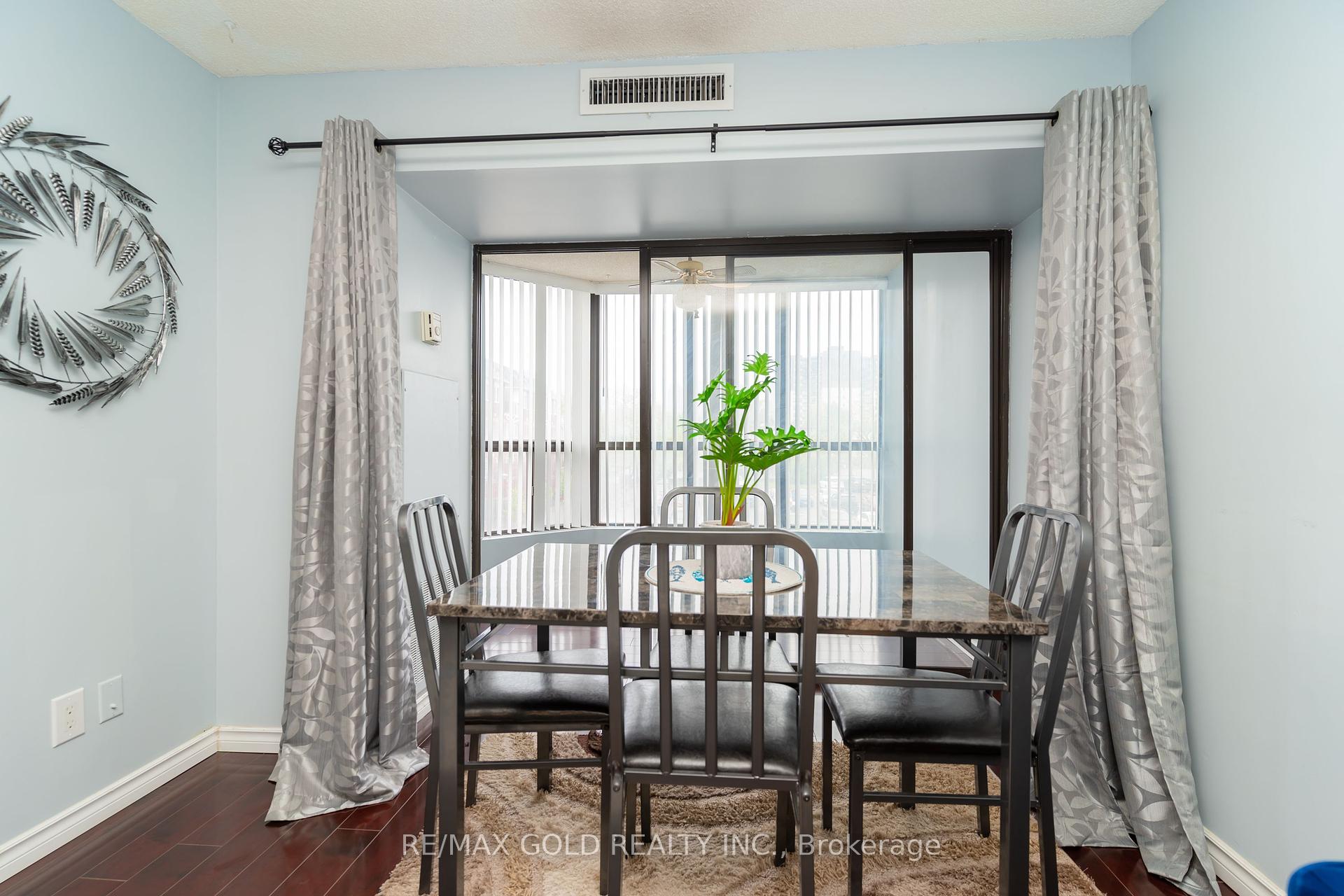 3 Bedrooms Condo at 25 Agnes, Mississauga For sale