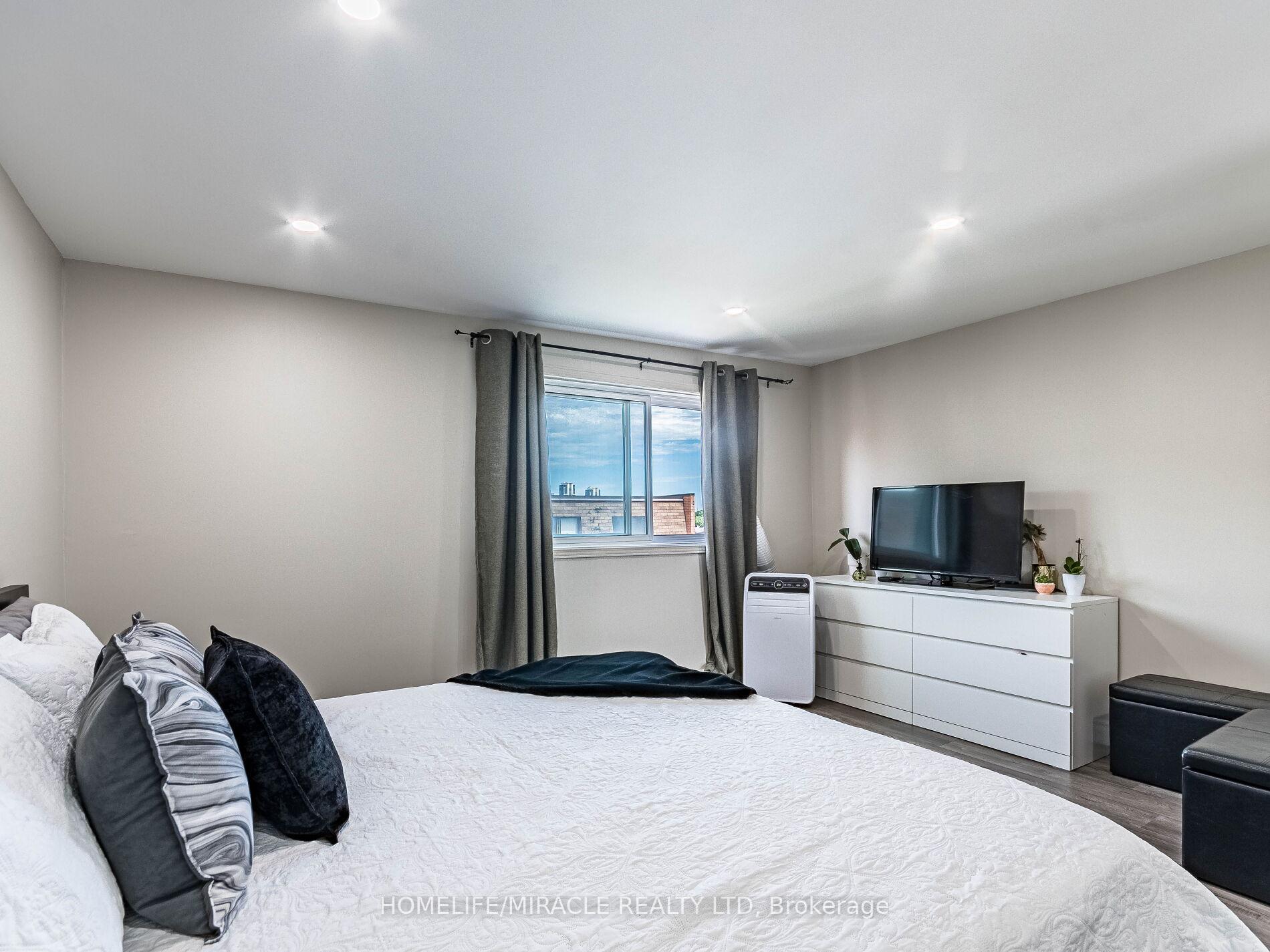 5 Bedrooms Condo at 180 Mississauga Valley, Mississauga For sale
