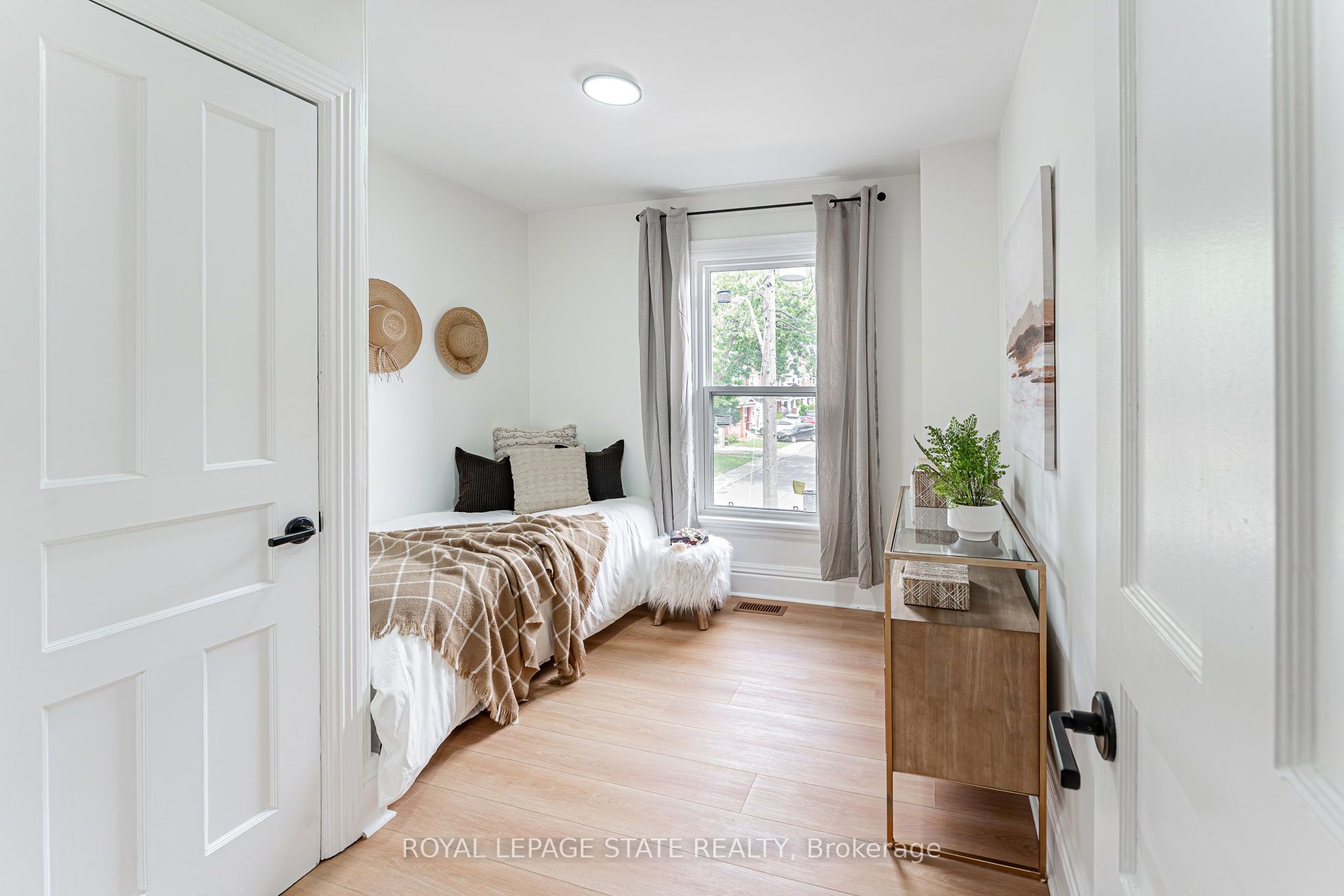 15 Barnesdale Avenue, Hamilton, ON L8L 6R4