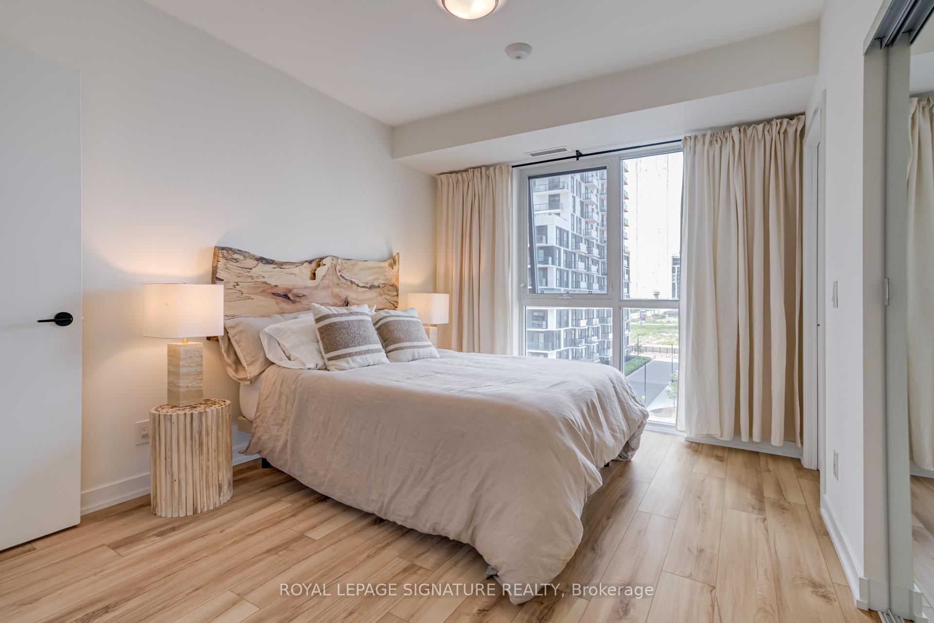 2 Bedrooms Condo at 335 Wheat Boom, Oakville For sale