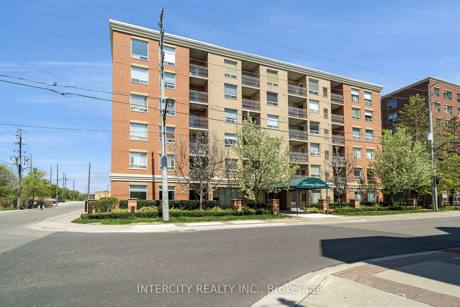 3 Bedrooms Condo at 32 Tannery, Mississauga For sale