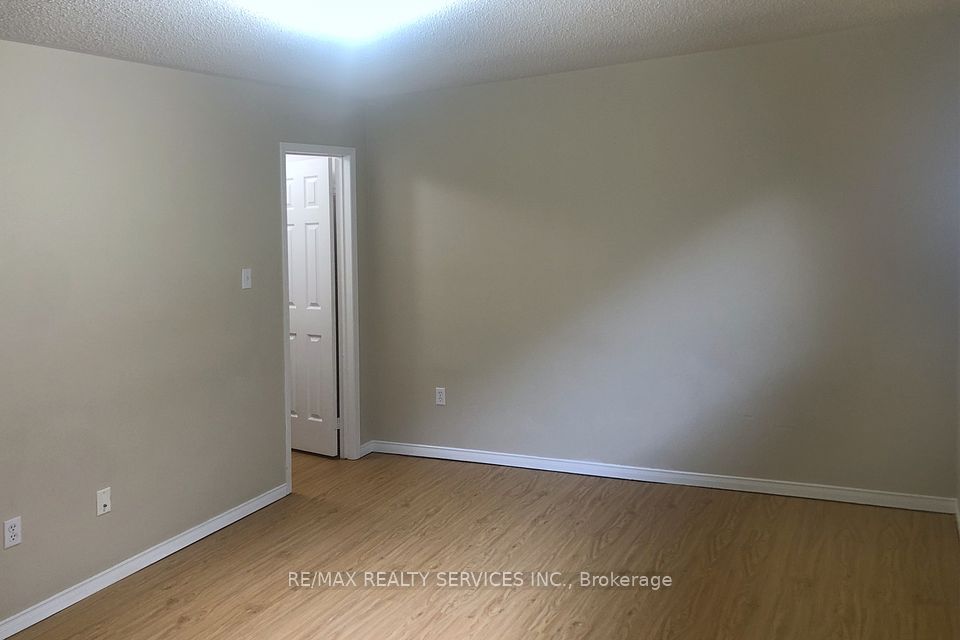 https://trreb-image.ampre.ca/fx70_Bw6NUE1qxsRj0vn3aDvFcGdYjnJ3LEivXJ7OlI/rs:fit:960:960/wm:.5:so:0:50:.4/wmsh:10/wmt:PHNwYW4gZm9yZWdyb3VuZD0nd2hpdGUnIGZvbnQ9JzY4Jz5SRS9NQVggUkVBTFRZIFNFUlZJQ0VTIElOQy4sIEJyb2tlcmFnZTwvc3Bhbj4/L3RycmViL2xpc3RpbmdzLzQwLzk4Lzg1Lzc1L3AvYjg4ZjZlMjAtMDU1Zi00NDM5LWExMTQtYjUzNzc4ZDBlMTIwLmpwZw.jpg