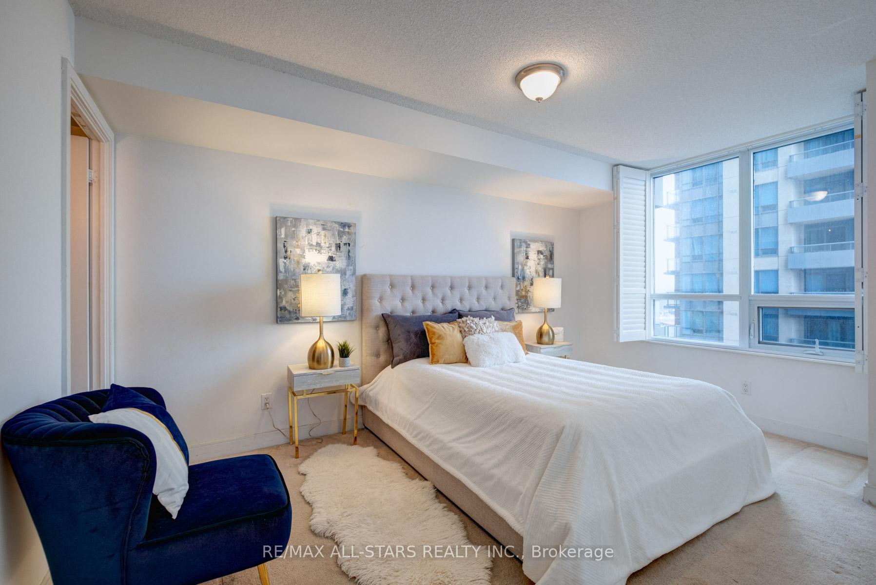 2 Bedrooms Condo at 35 Viking, Toronto For sale
