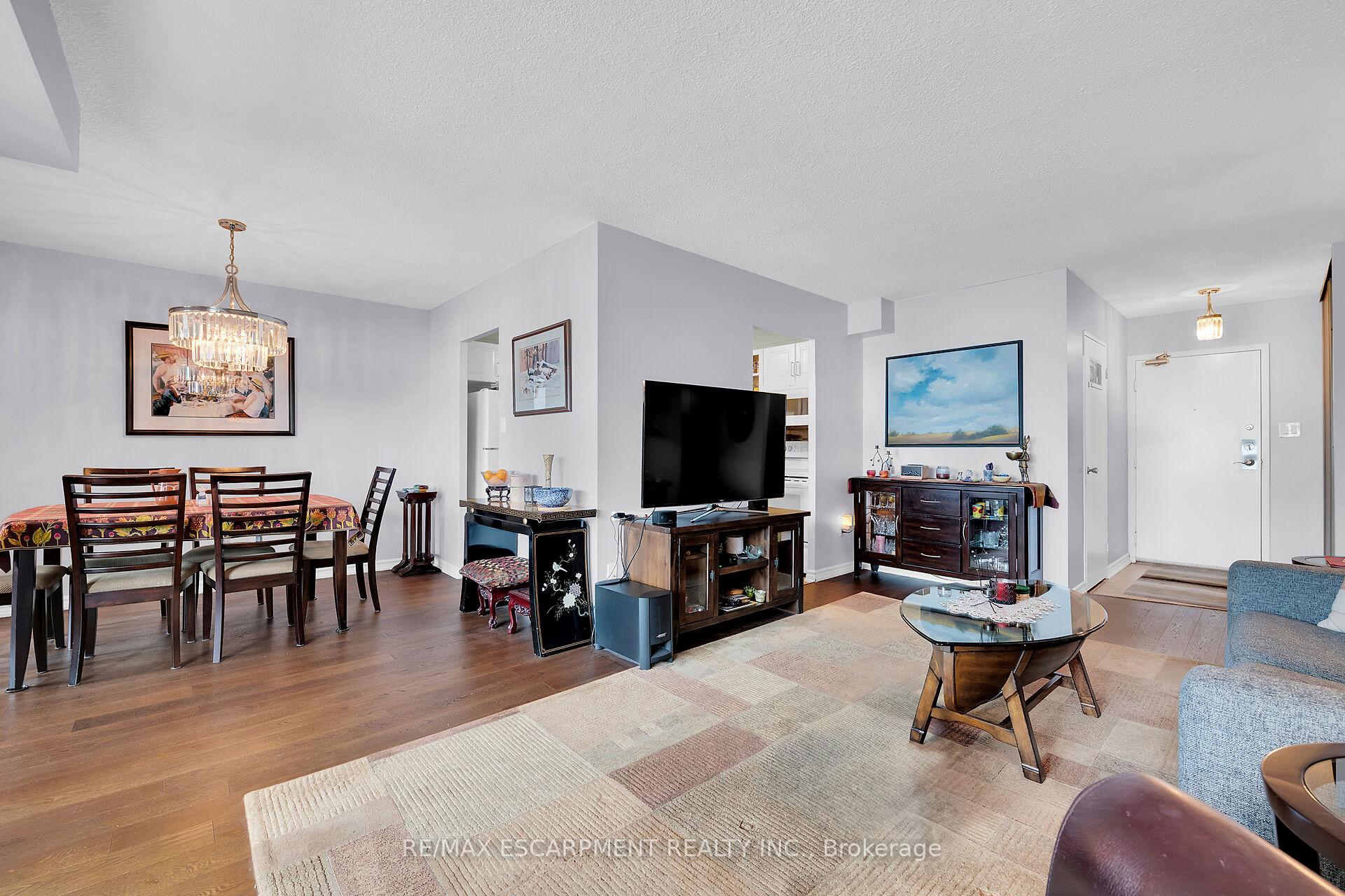 3 Bedrooms Condo at 301 Frances, Hamilton For sale