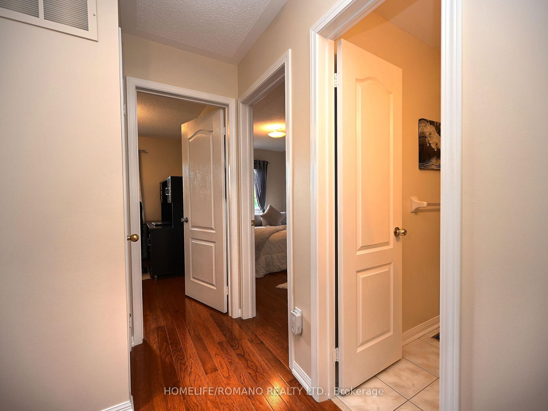 4 Bedrooms Condo at 3030 Breakwater, Mississauga For sale