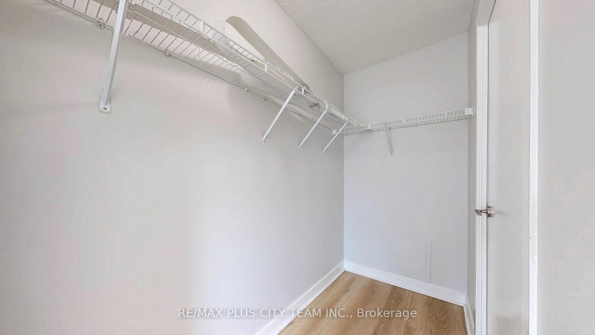 2 Bedrooms Condo at 18 Harbour, Toronto For sale