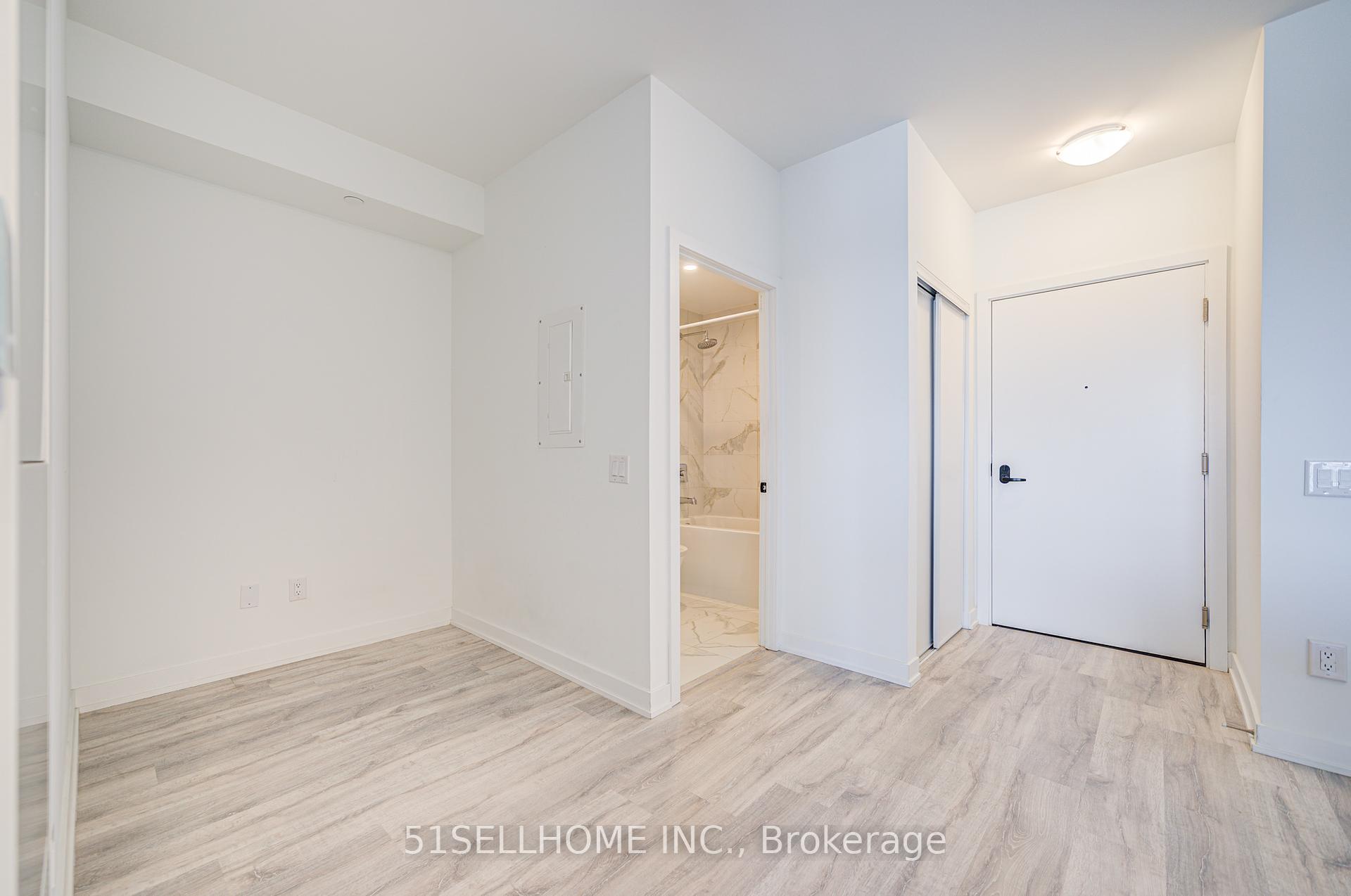 2 Bedrooms Condo at 215 Lakeshore,  Mississauga For sale