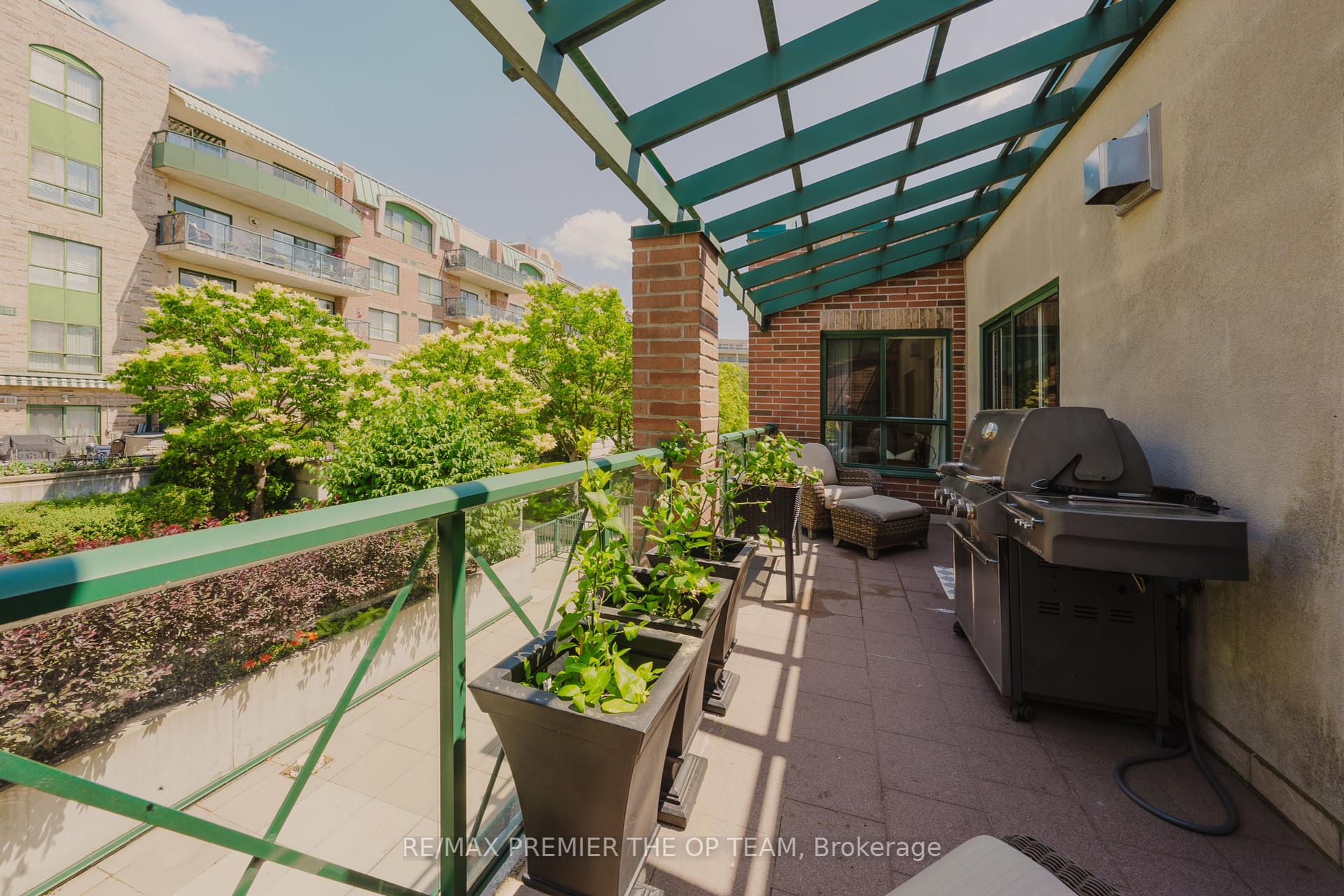 2 Bedrooms Condo at 121 Woodbridge, Vaughan For sale