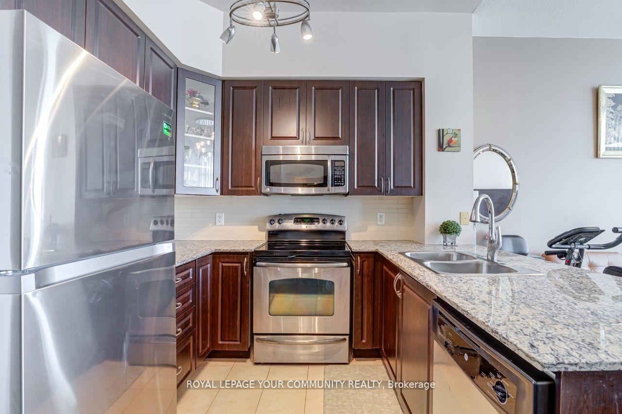2 Bedrooms Condo at 225 Webb, Mississauga For sale