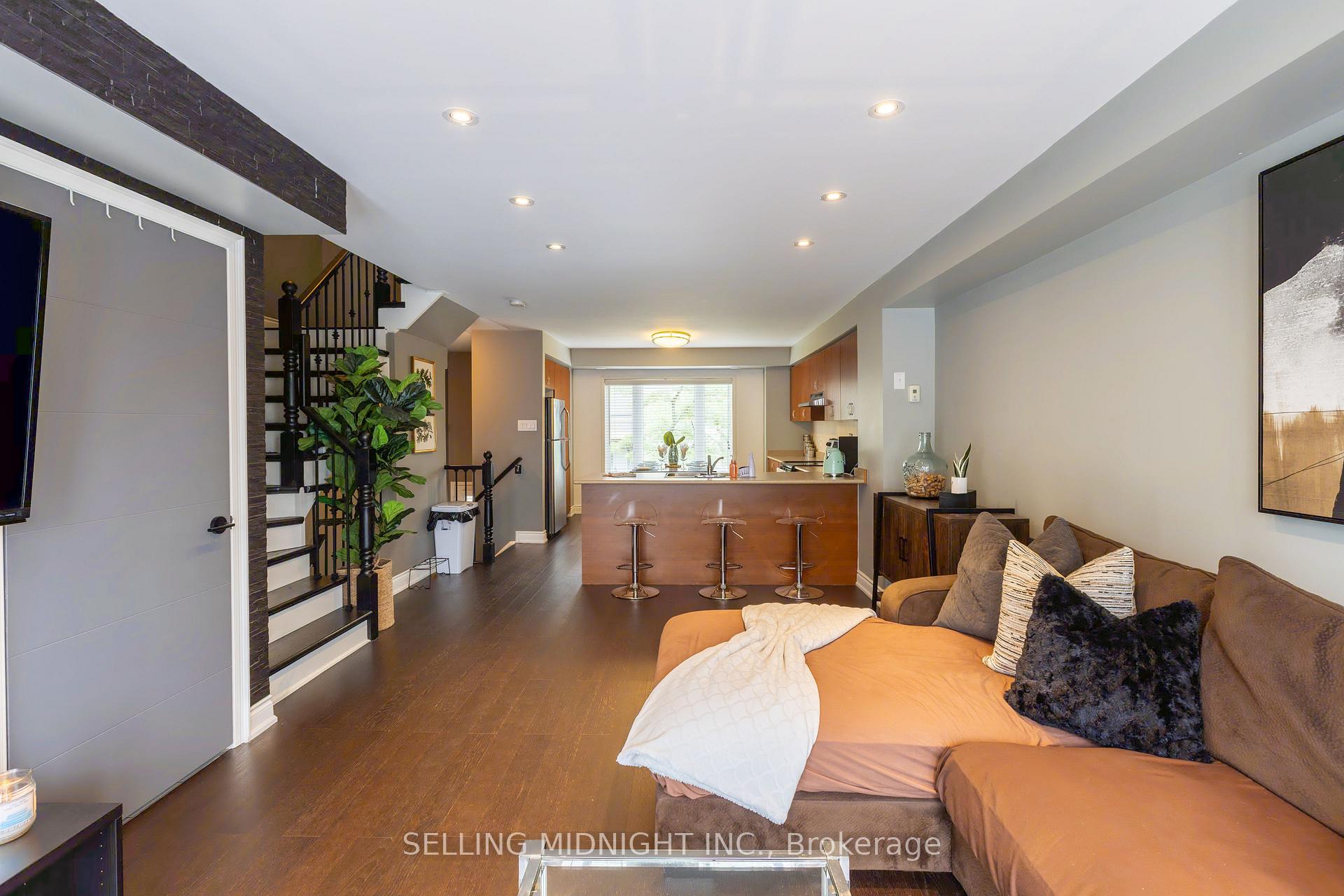 2 Bedrooms Condo at 5650 WINSTON CHURCHILL, Mississauga For sale