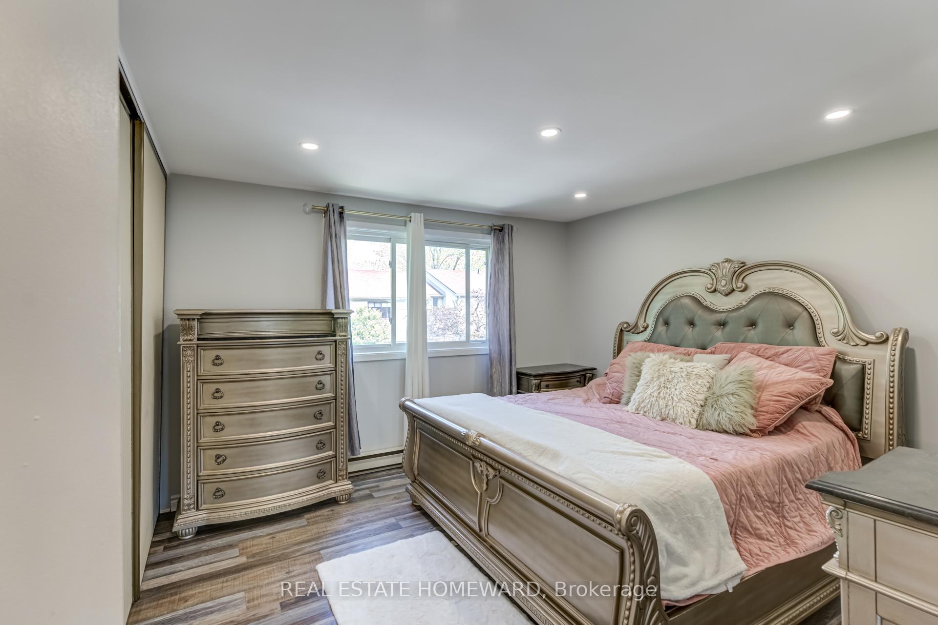 3 Bedrooms Condo at 6540 Falconer, Mississauga For sale