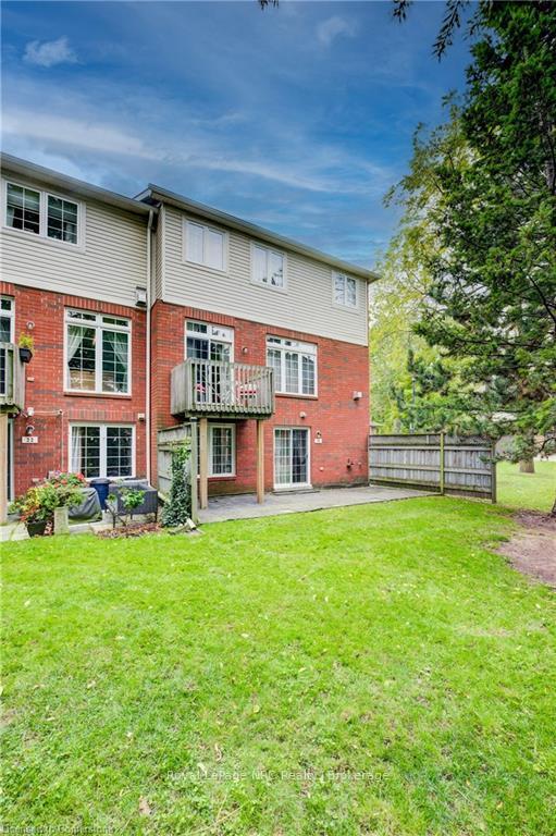 3 Bedrooms Condo at 120 Beddoe, Hamilton For sale