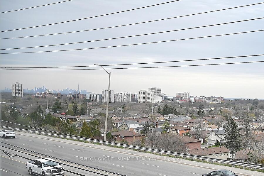 3 Bedrooms Condo at 633 DUNDAS,  Mississauga For sale