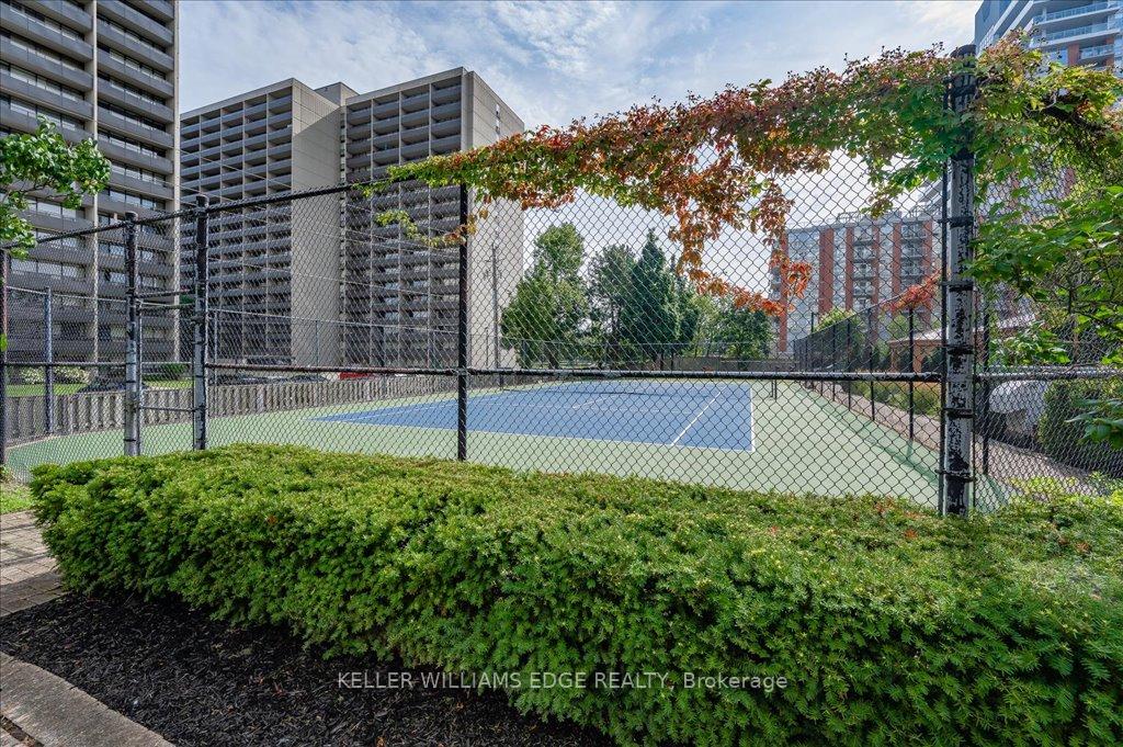 2 Bedrooms Condo at 1270 Maple Crossing, Burlington For sale