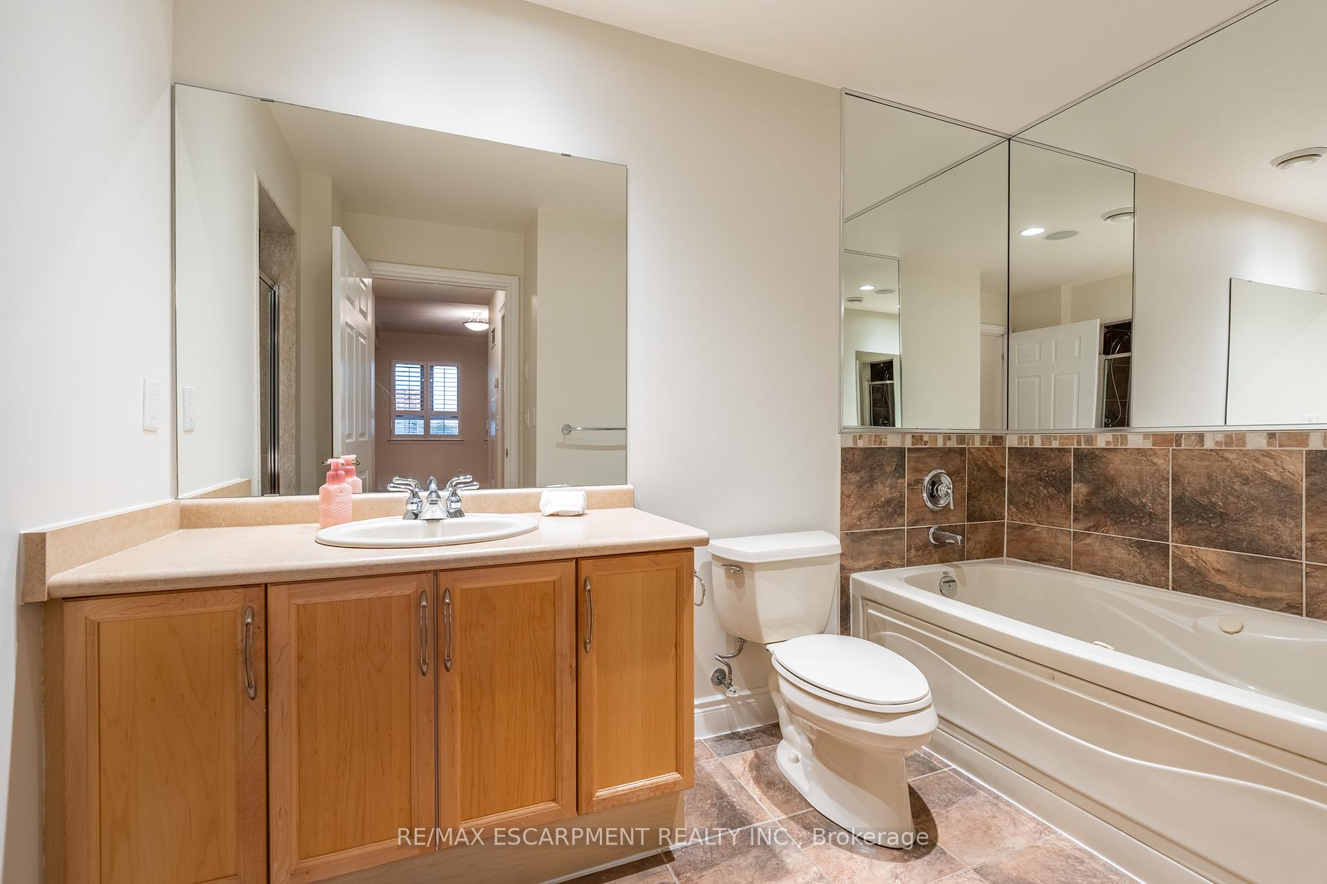 2 Bedrooms Condo at 399 Elizabeth, Burlington For sale