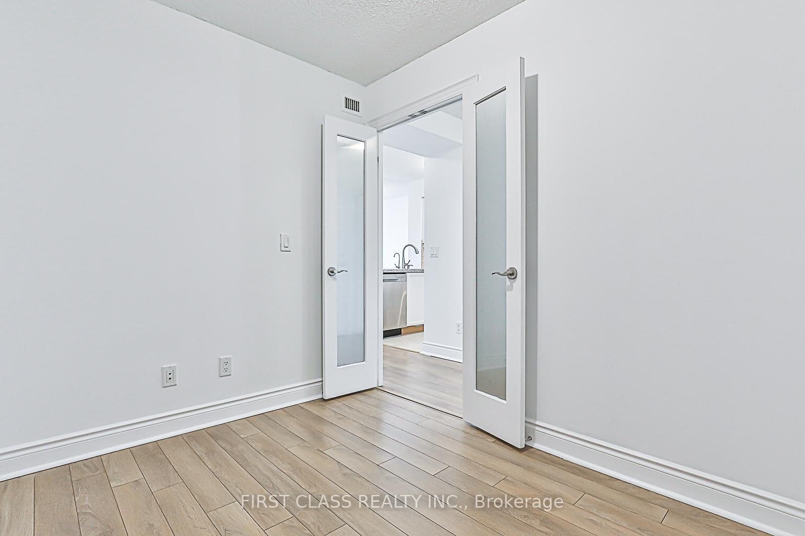 2 Bedrooms Condo at 15 Greenview,  Toronto For sale