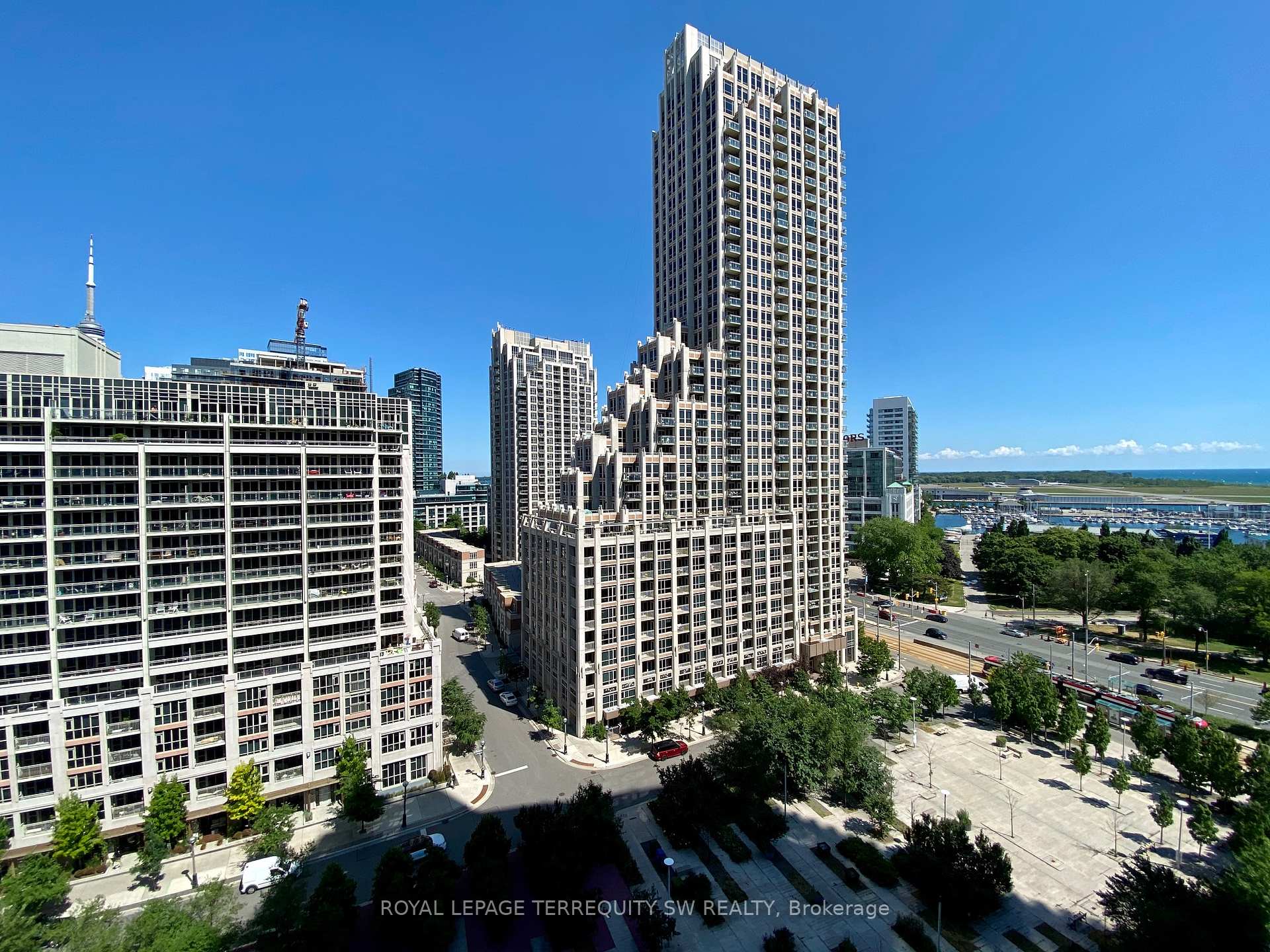 3 Bedrooms Condo at 628 Fleet, Toronto For sale