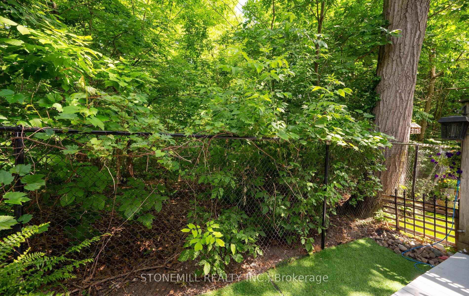 2 Bedrooms Condo at 4200 Kilmer, Burlington For sale