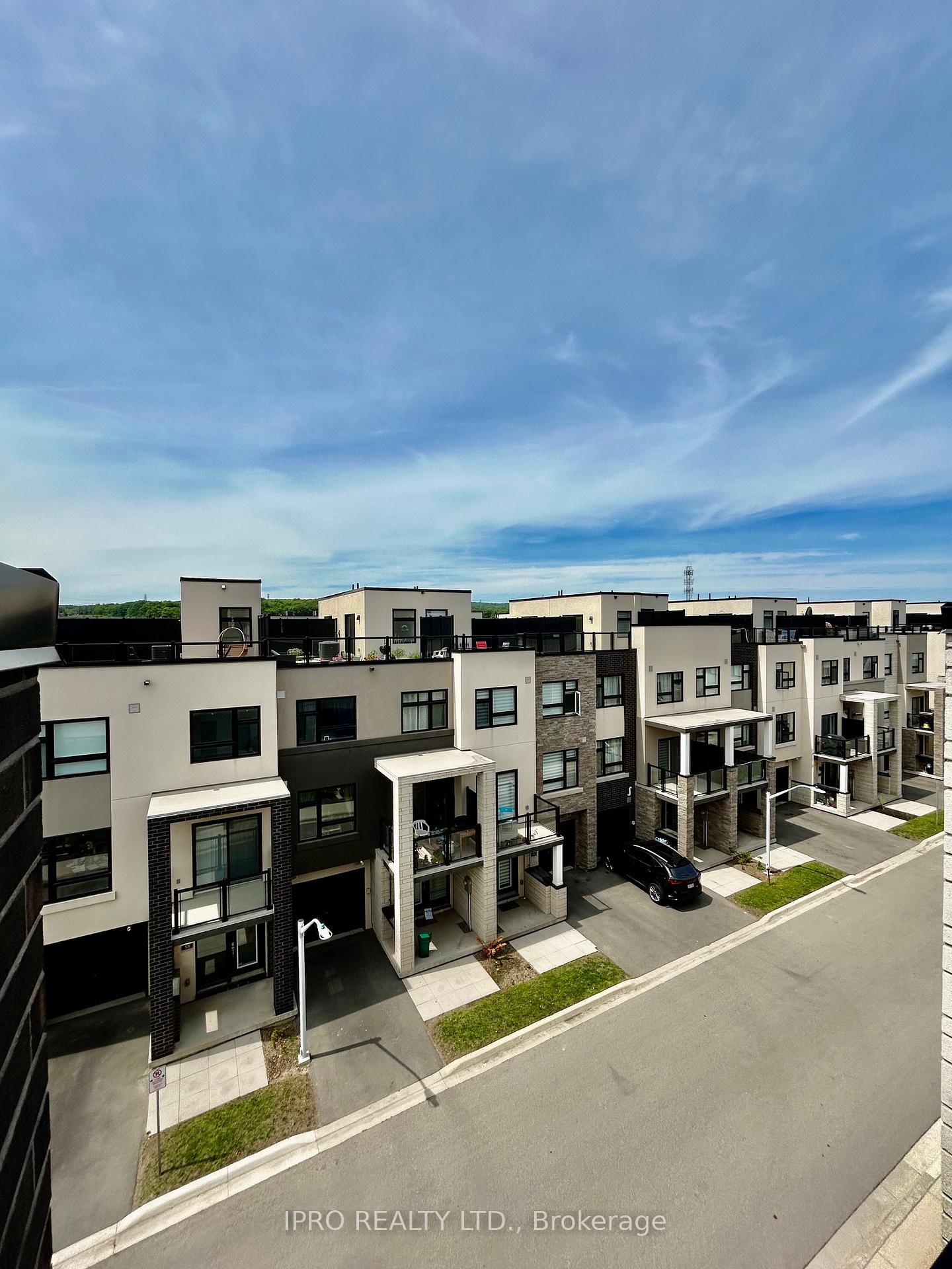3 Bedrooms Condo at 1095 Cooke, Burlington For sale