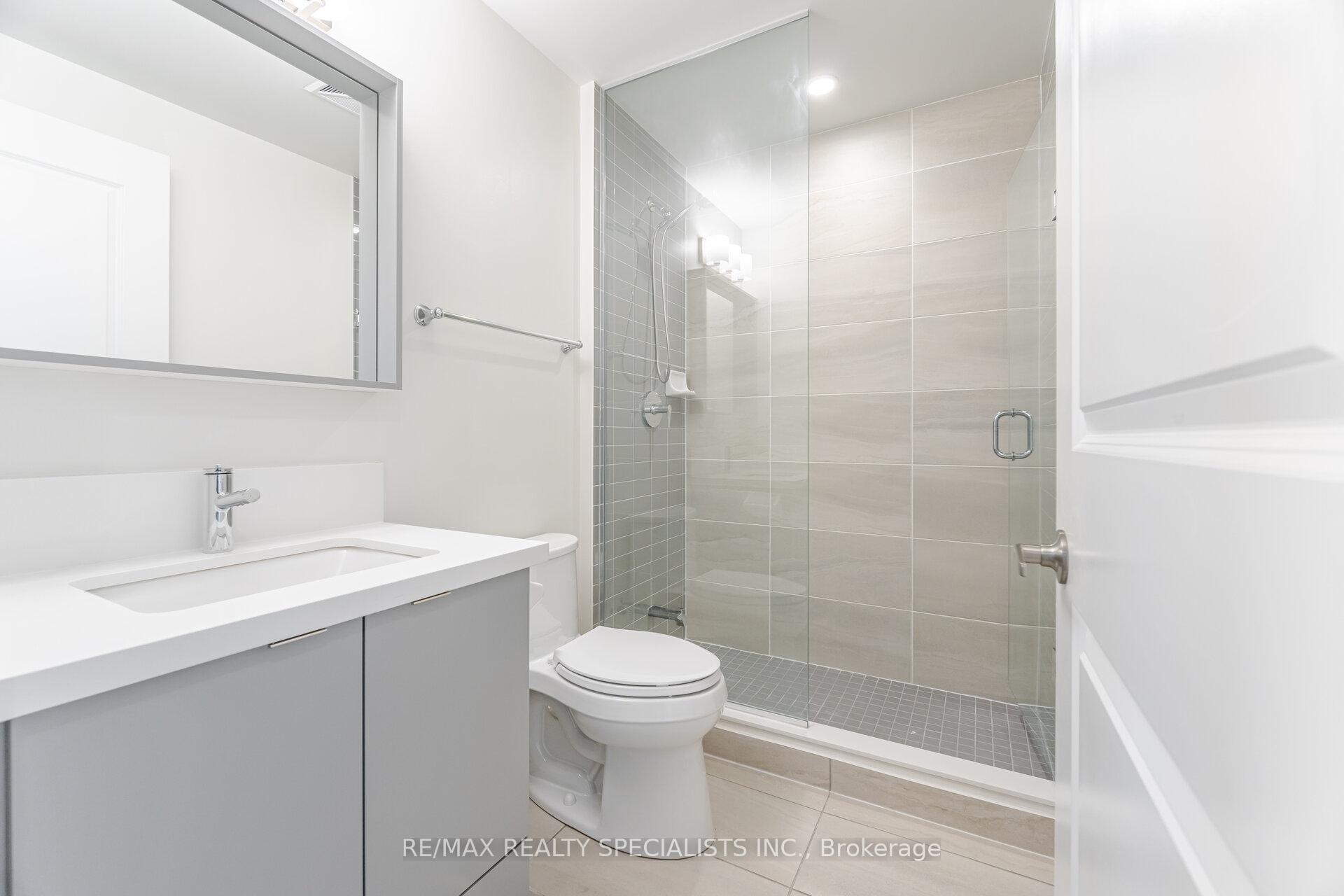 3 Bedrooms Condo at 4677 Glen Erin, Mississauga For sale