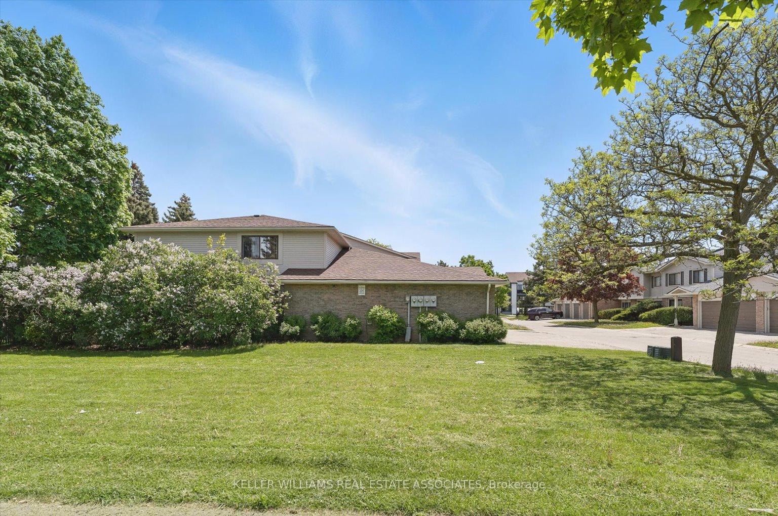 3 Bedrooms Condo at 2701 Aquitaine, Mississauga For sale