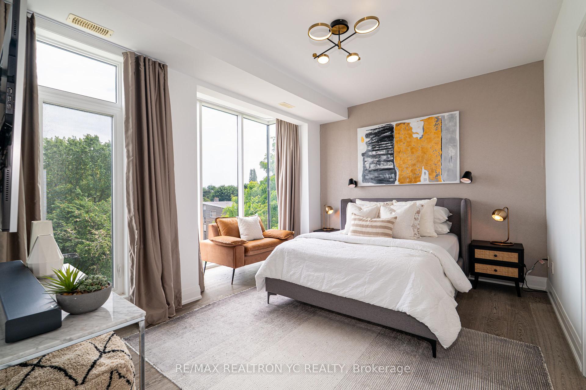 4 Bedrooms Condo at 18 Greenbriar, Toronto For sale