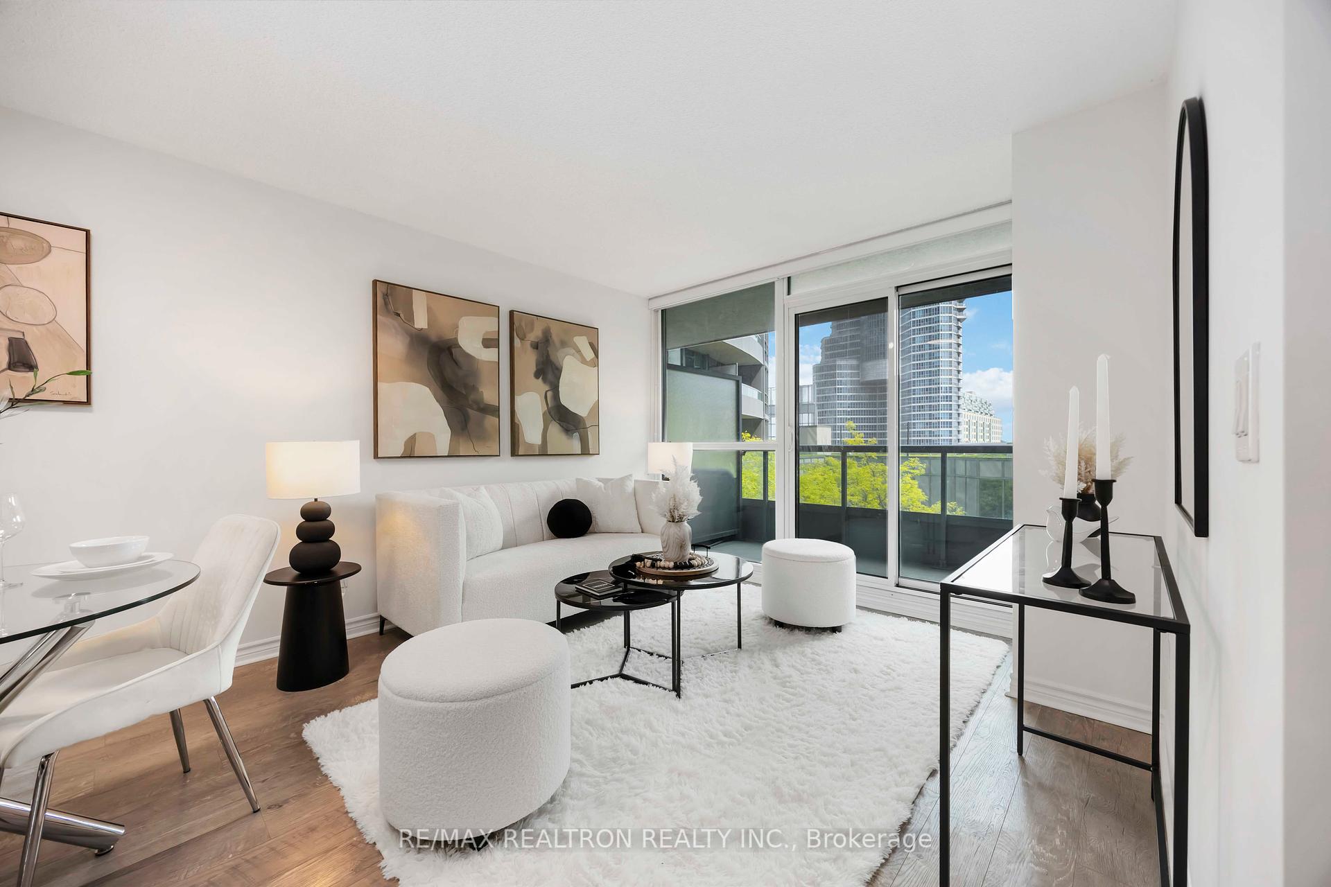 2 Bedrooms Condo at 25 Lower Simcoe, Toronto For sale
