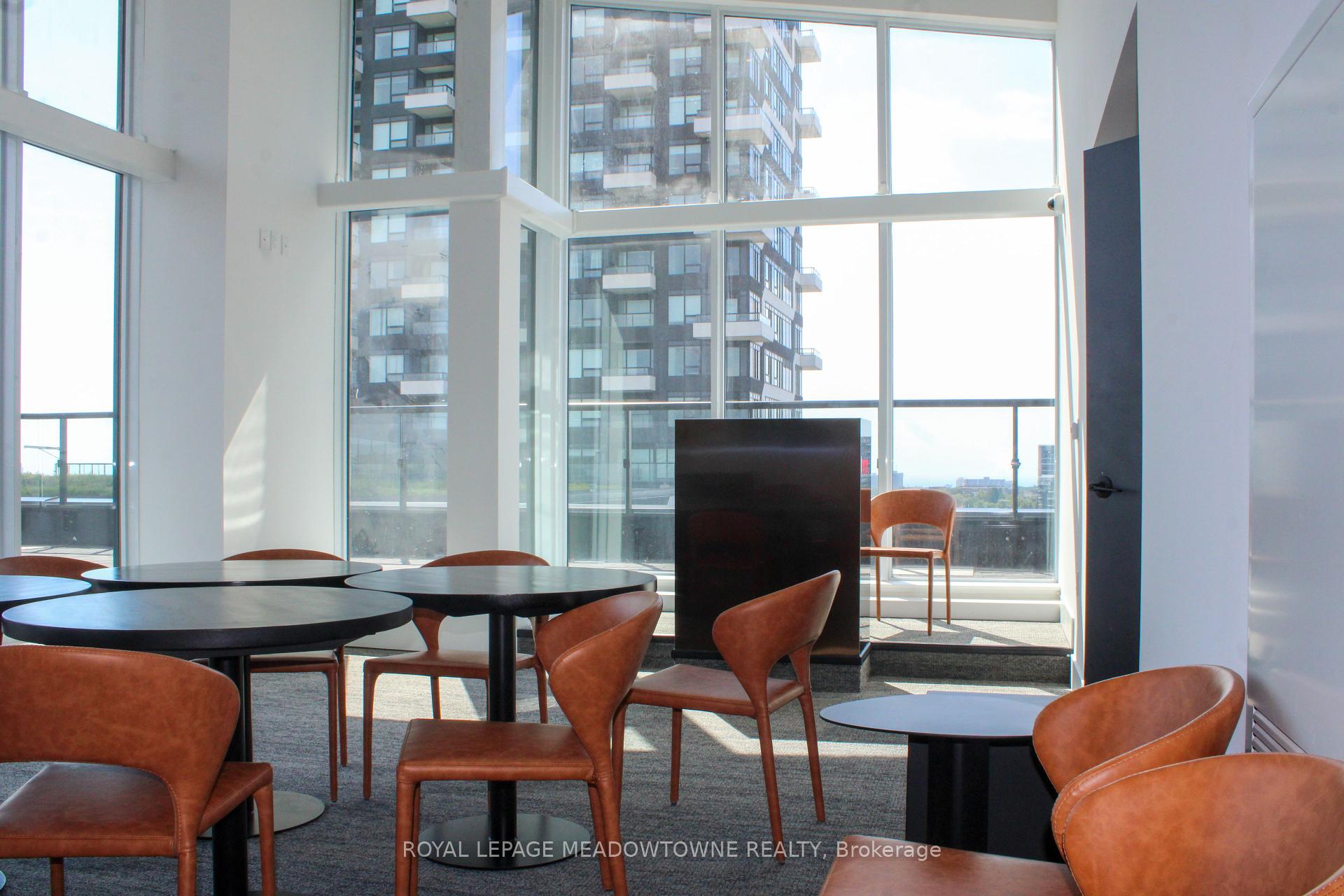 2 Bedrooms Condo at 2489 Taunton, Oakville For sale