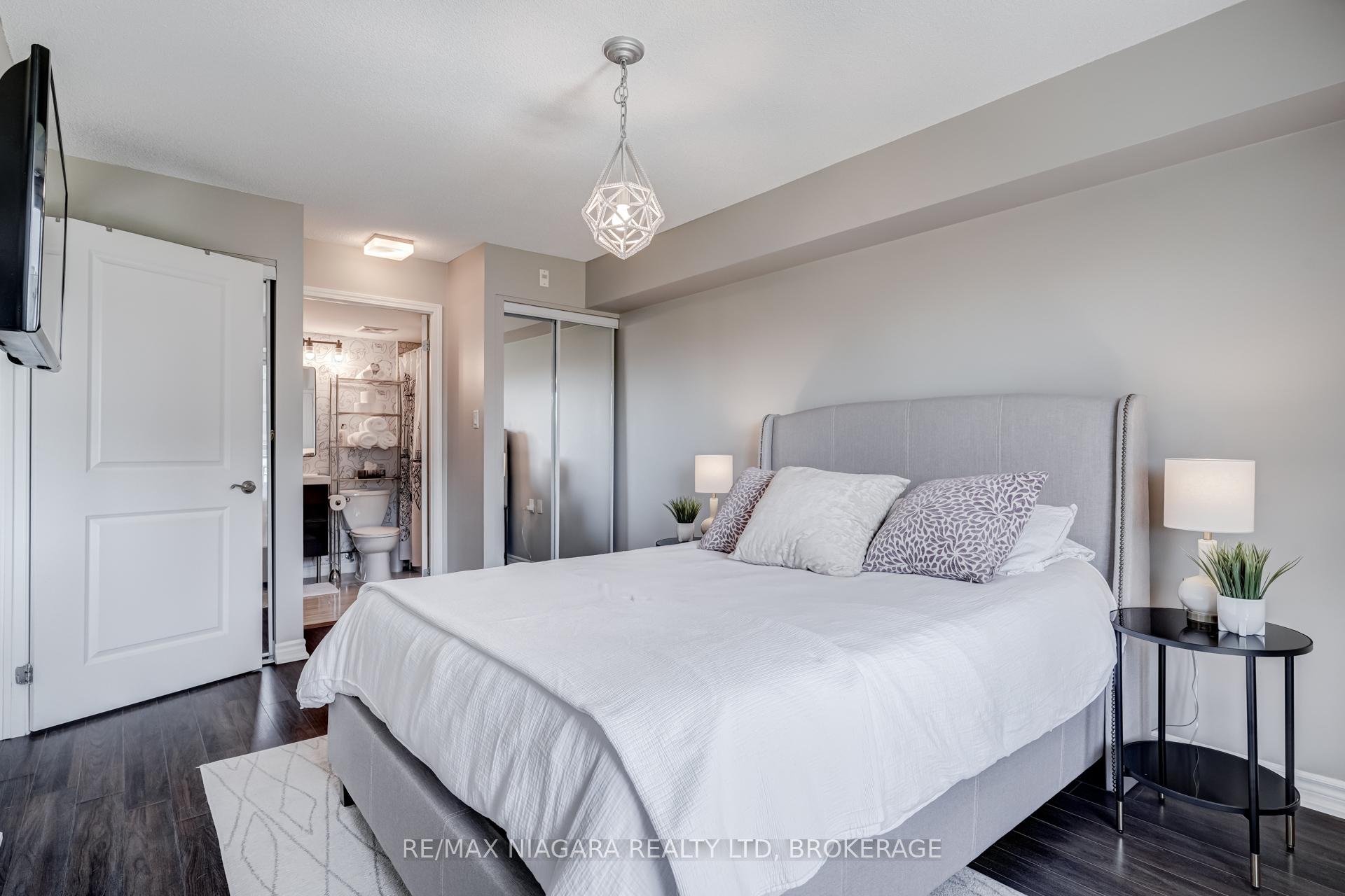 2 Bedrooms Condo at 872 Sheppard, Toronto For sale
