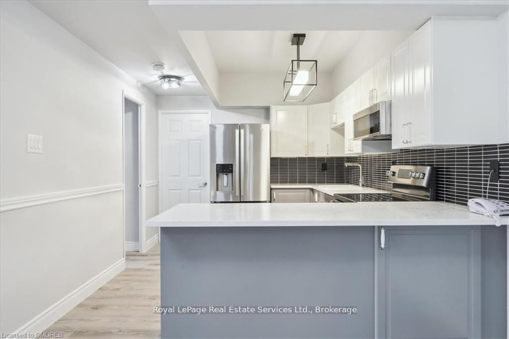 2 Bedrooms Condo at 162 REYNOLDS,  Oakville For sale