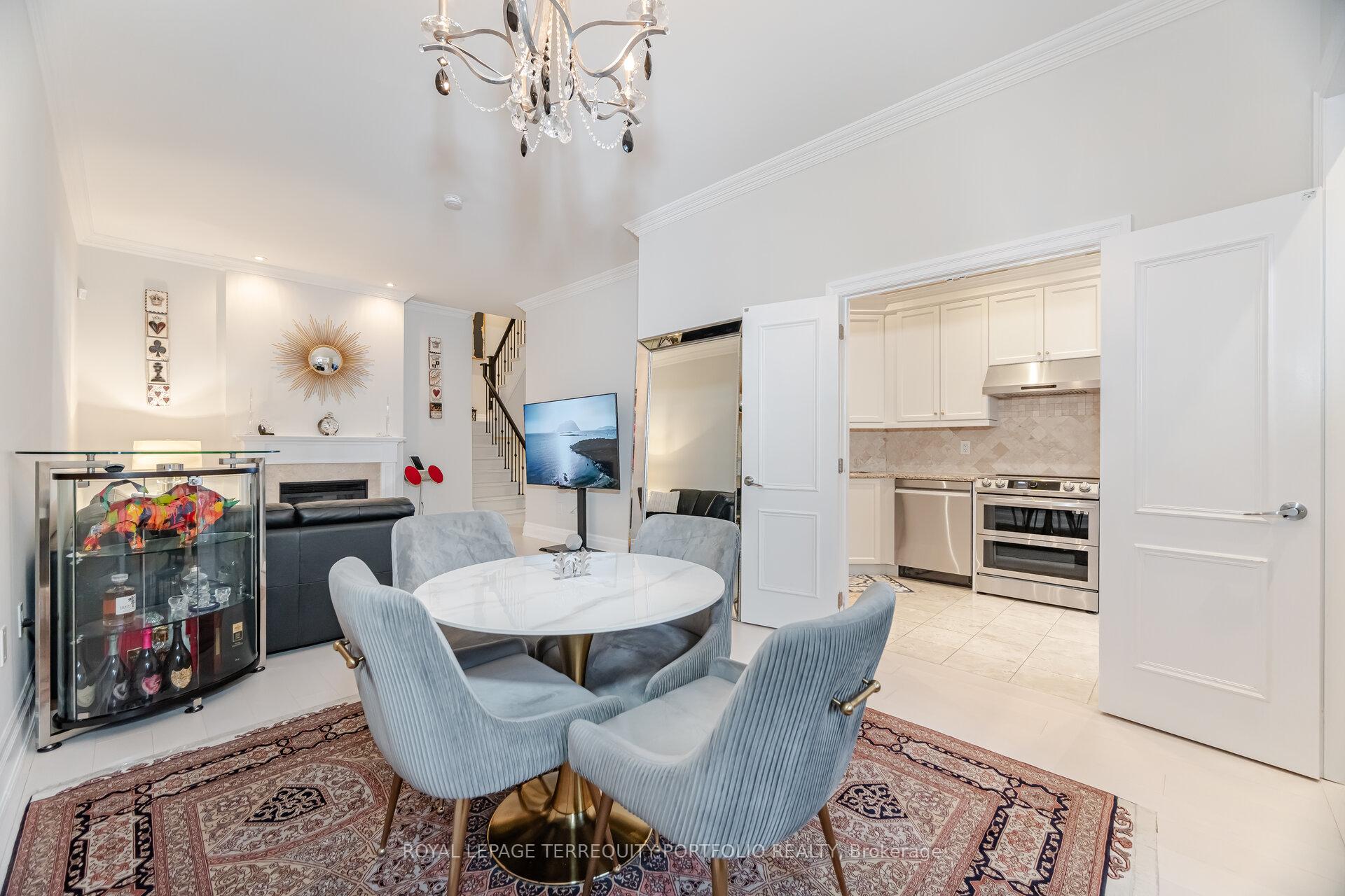 4 Bedrooms Condo at 51 York Mills,  Toronto For sale