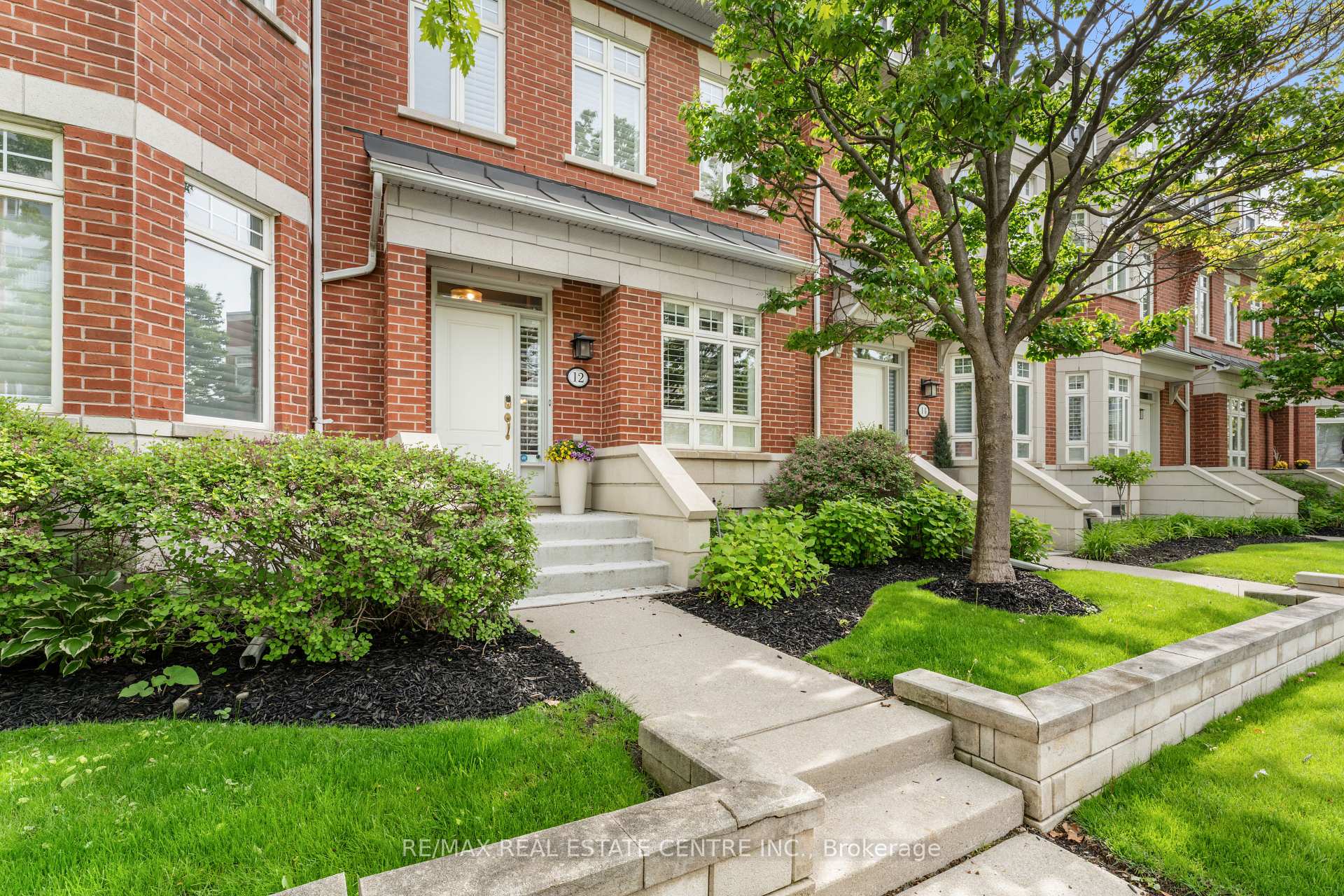 3 Bedrooms Condo at 12 St. Lawrence, Mississauga For sale