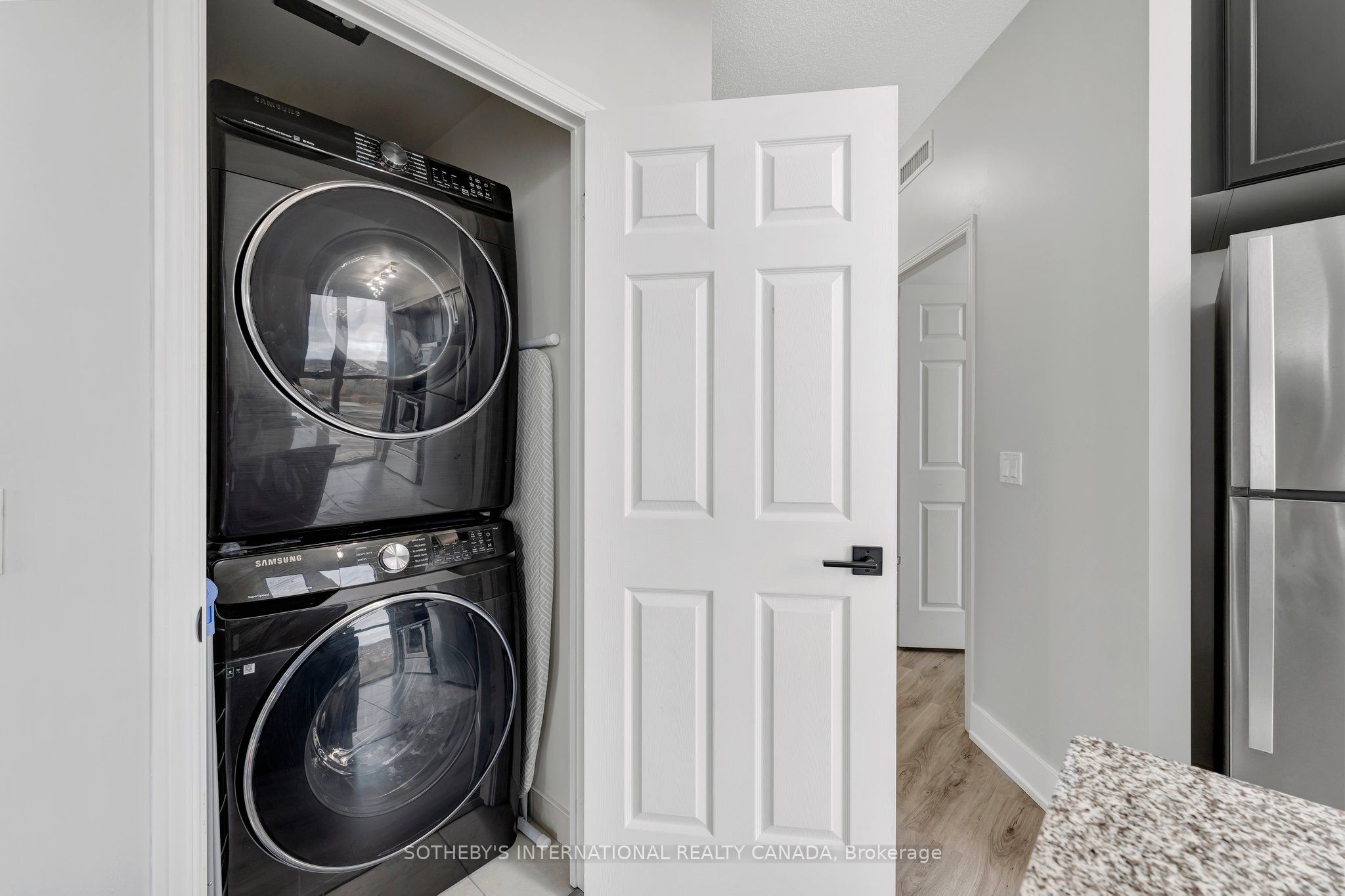 339 Rathburn Road W, #1516