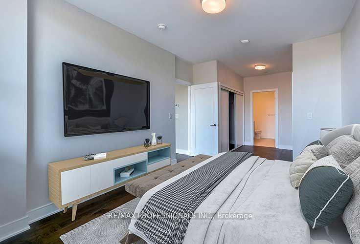 3 Bedrooms Condo at 1575 Lakeshore, Mississauga For sale
