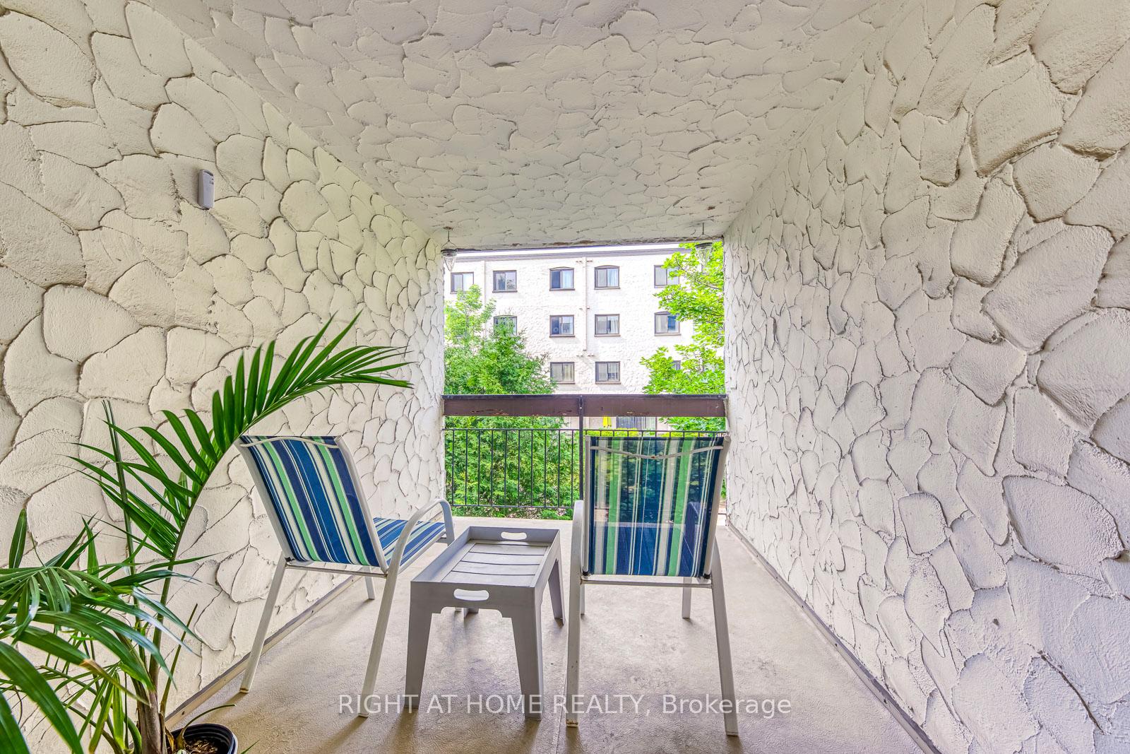 3 Bedrooms Condo at 1058 Falgarwood, Oakville For sale