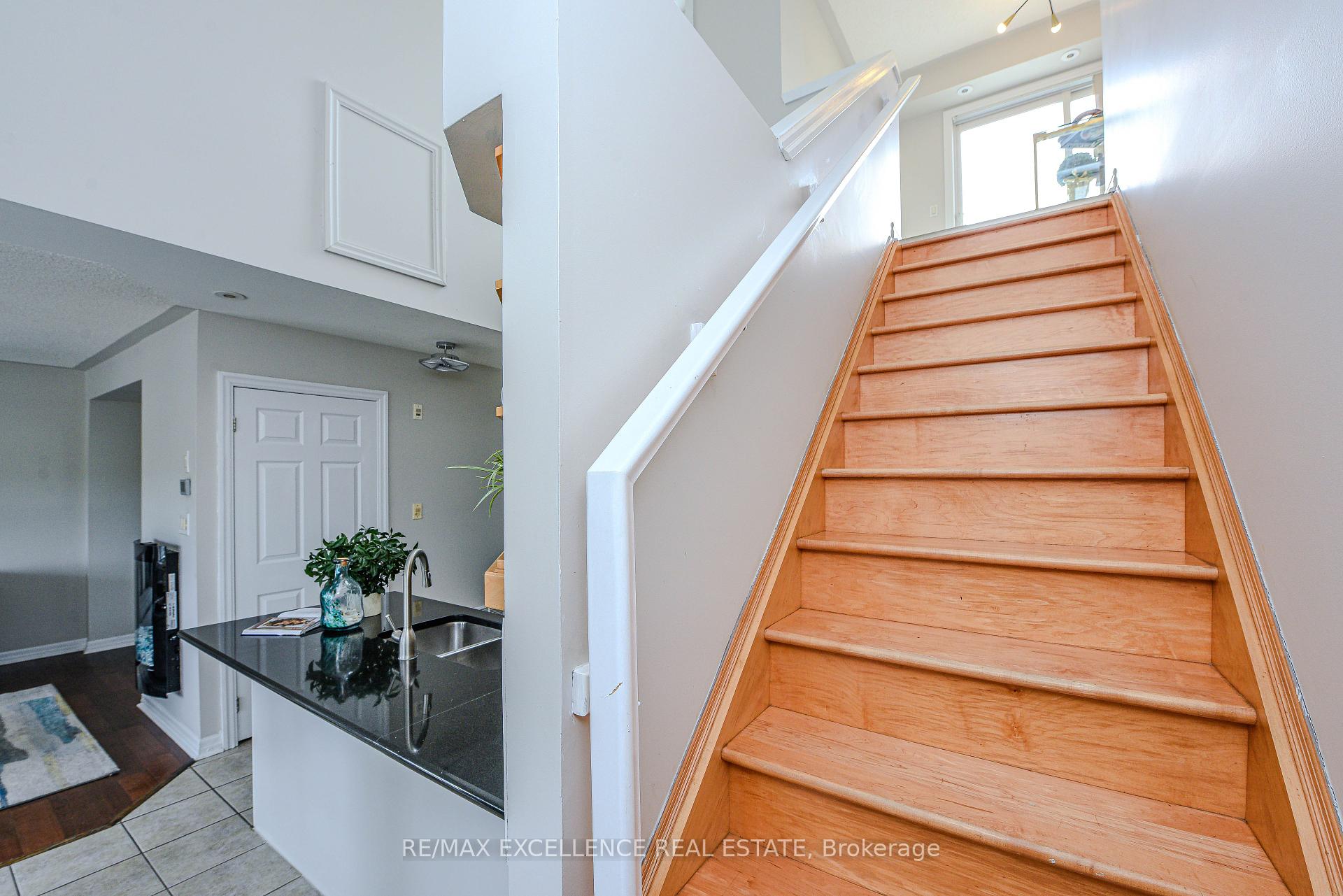 3 Bedrooms Condo at 599 Dundas, Mississauga For sale