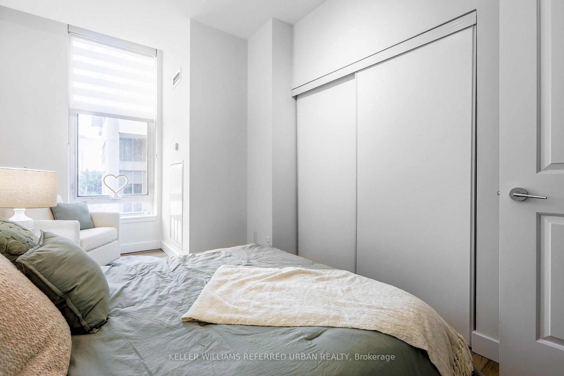 2 Bedrooms Condo at 19 Town Centre, Toronto For sale