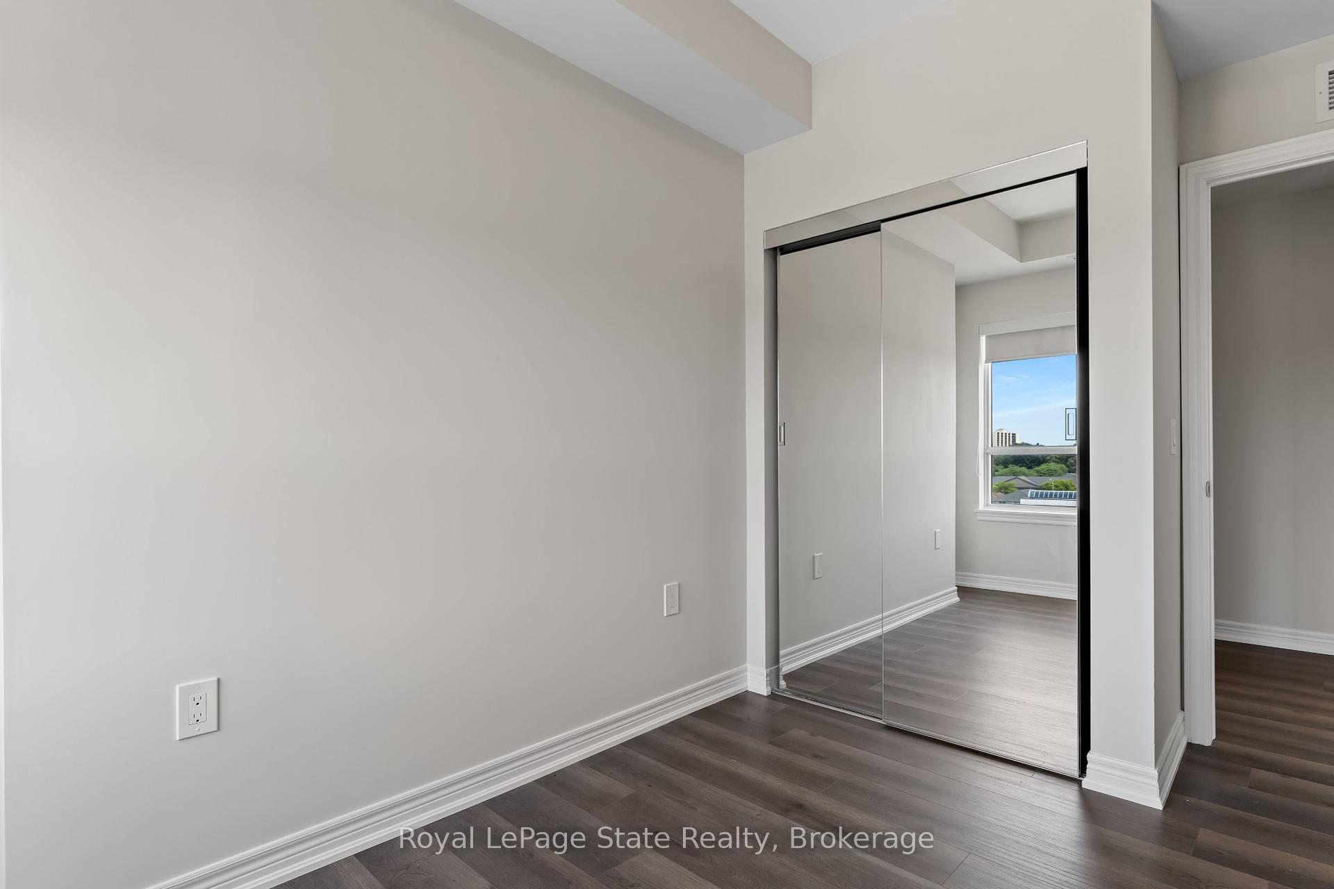 2 Bedrooms Condo at 121 8,  Hamilton For sale