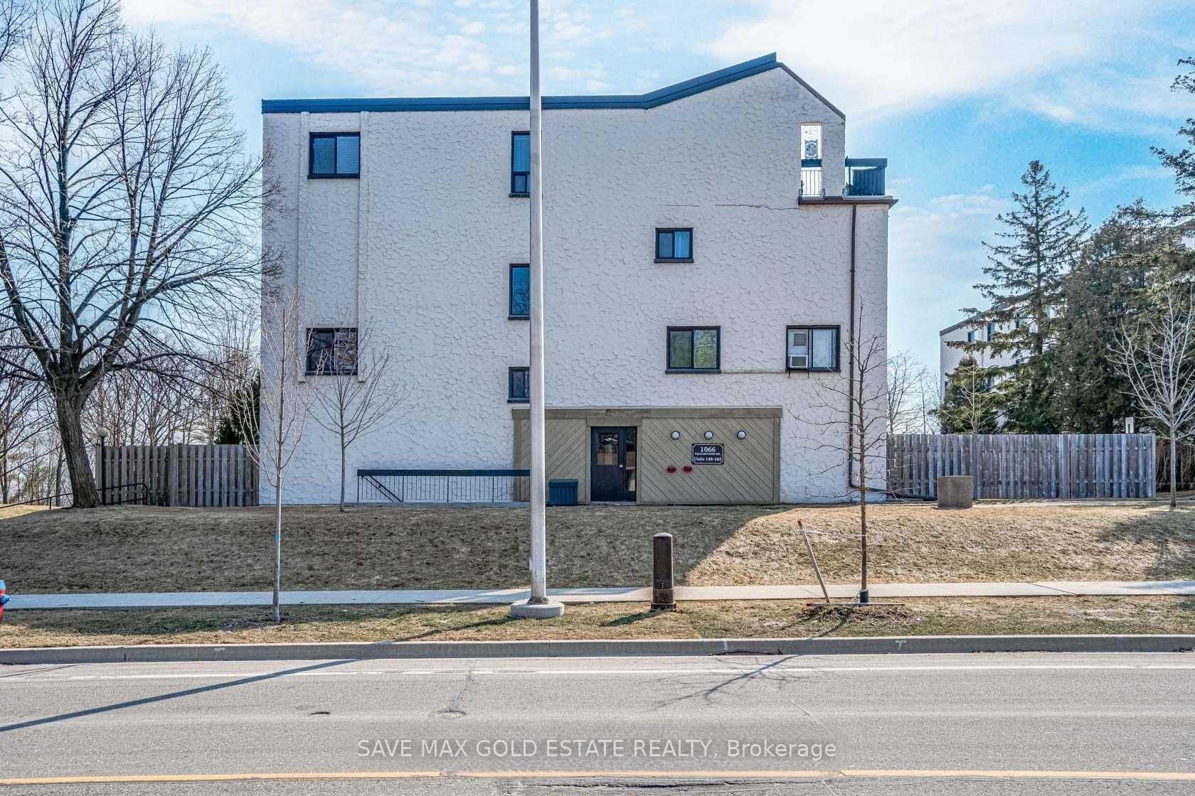 4 Bedrooms Condo at 1066 FALGARWOOD, Oakville For sale