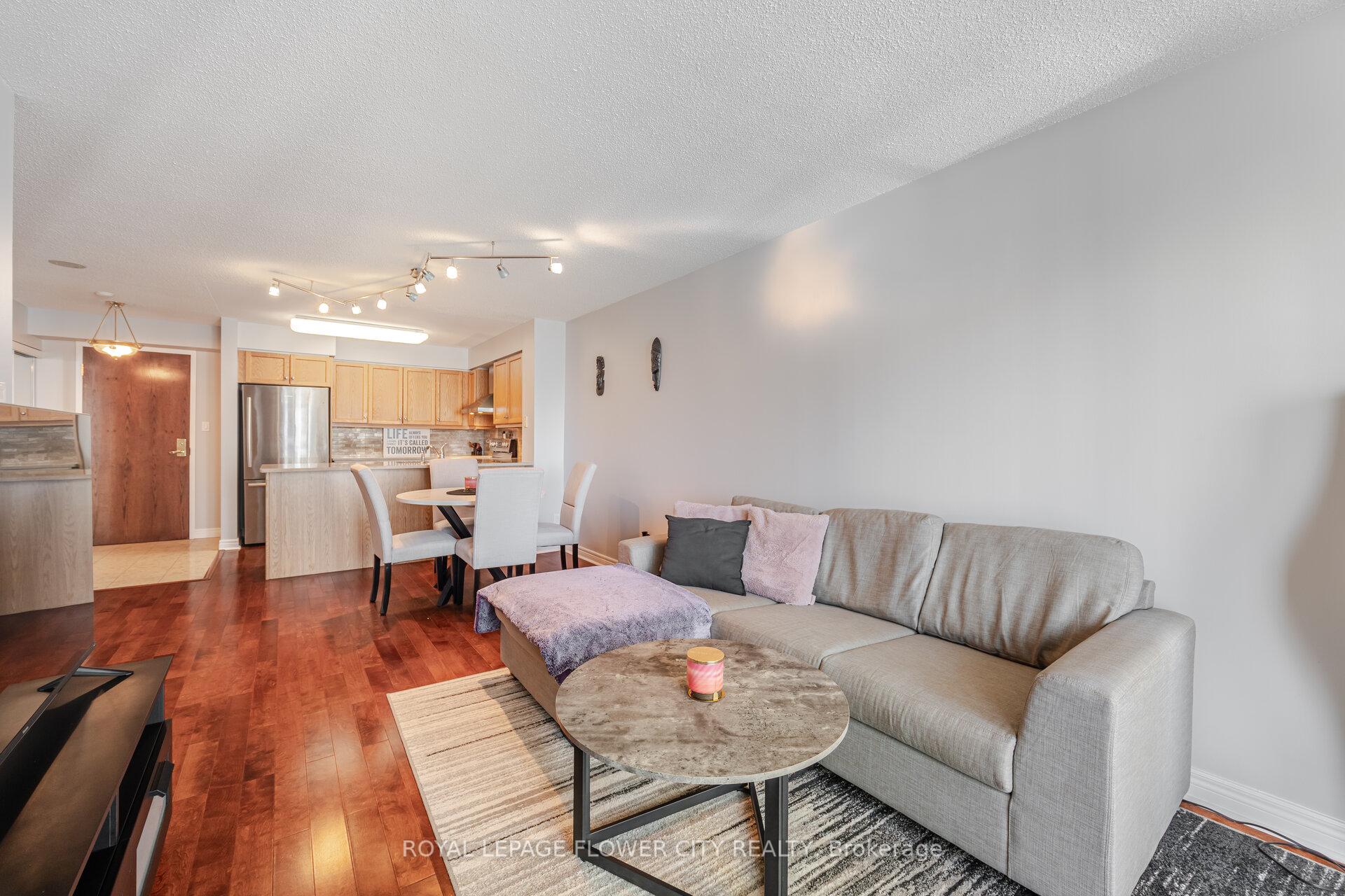 2 Bedrooms Condo at 156 Enfield, Mississauga For sale
