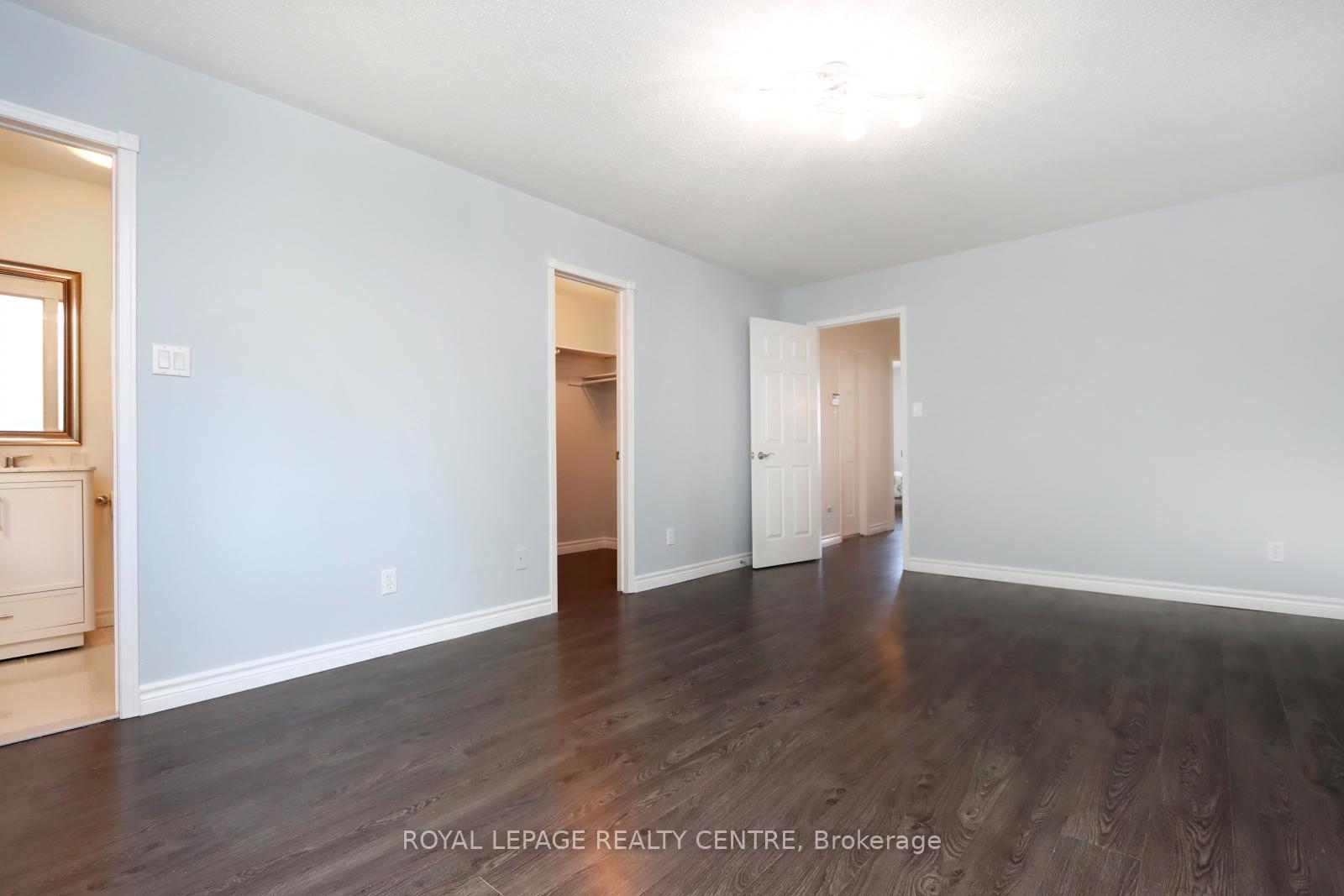3 Bedrooms Condo at 5525 Palmerston, Mississauga For sale